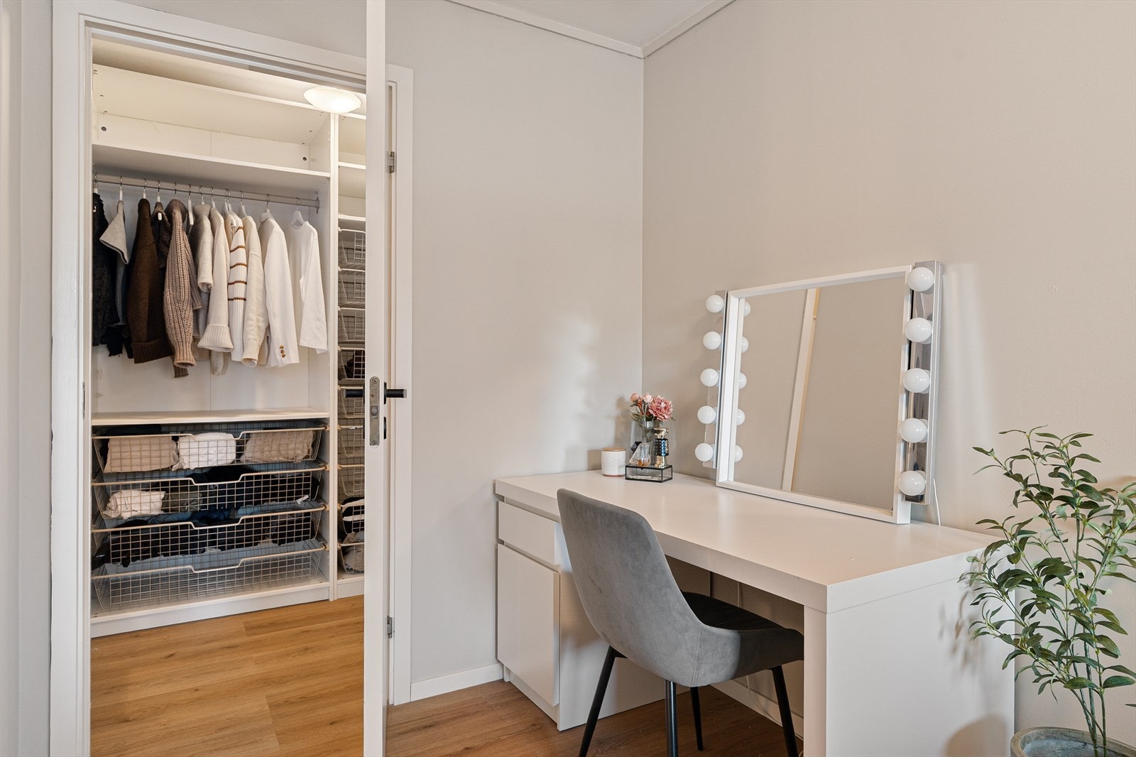 Her får du et walk-in closet med god plass til oppbevaring. Galleribilde