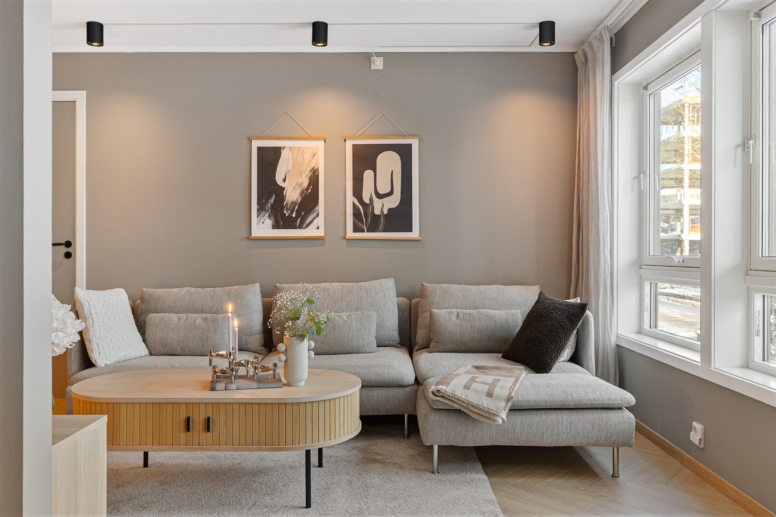 Borettslaget disponerer 13 parkeringsplasser i garasjeanlegg som kan søkes styre. Galleribilde