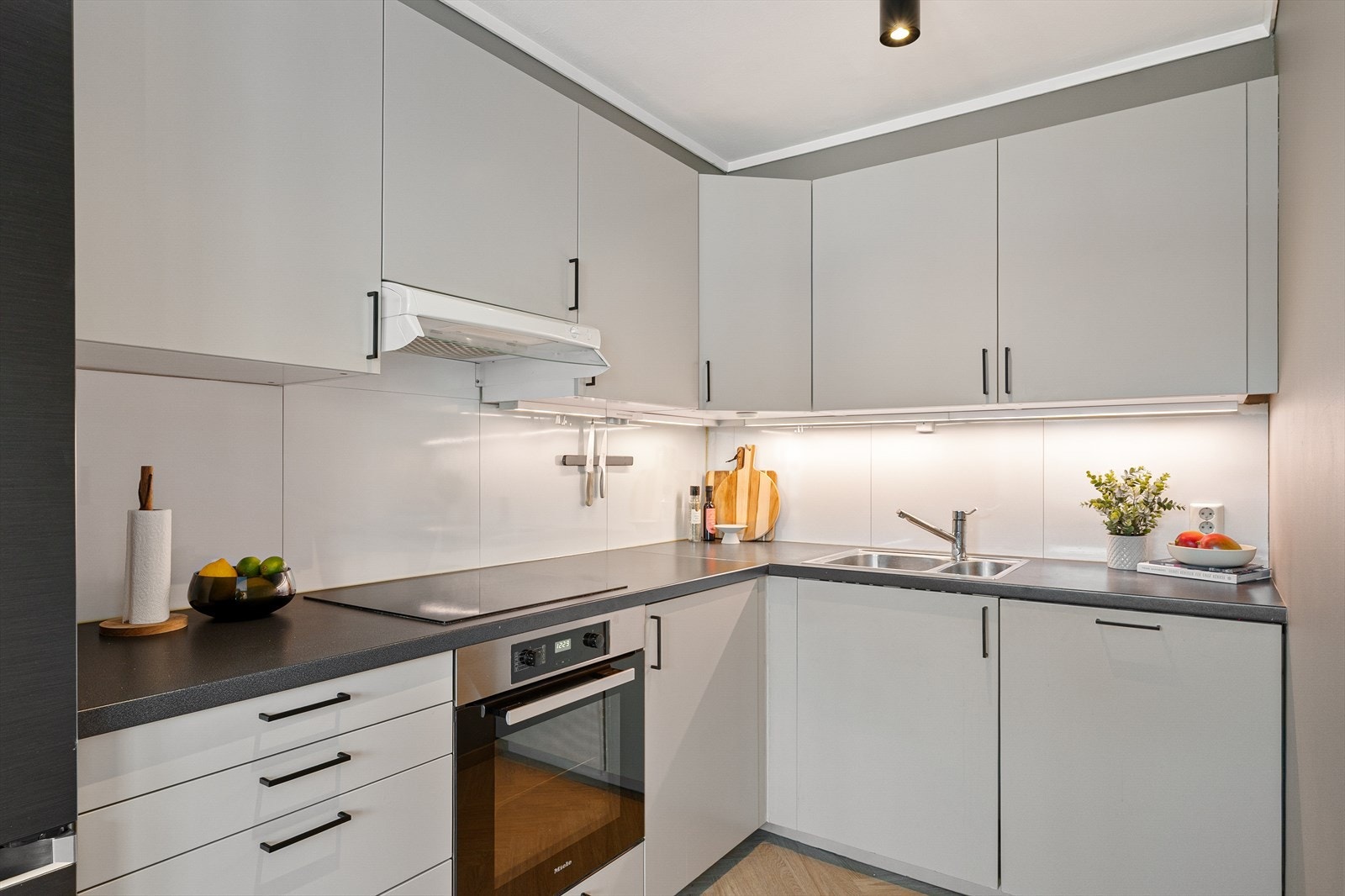 Kjøkkenet byr på mye skap- og benkeplass fremstår pent brukt. Galleribilde