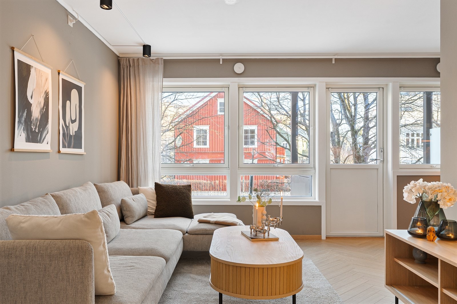 Leiligheten har en gjennomgående pen standard med tidsriktige farger og gode materialvalg. Galleribilde