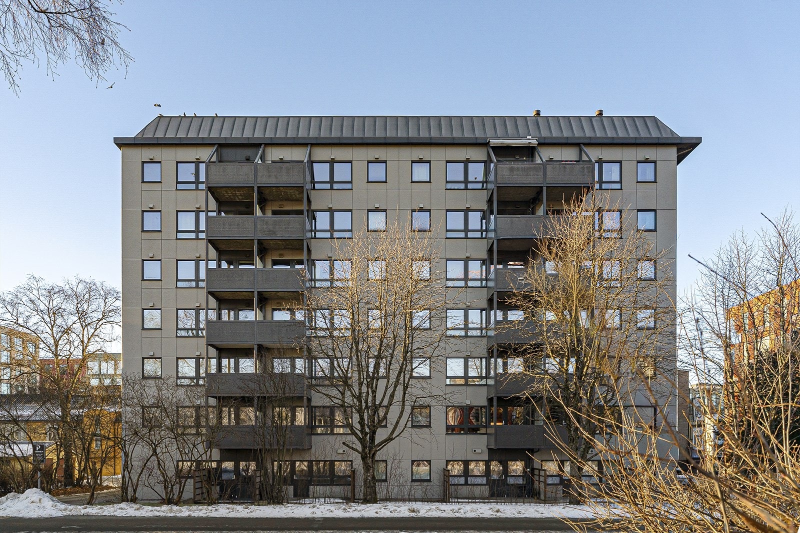 Sykkelparkering i kjeller med vaskemuligheter. Galleribilde