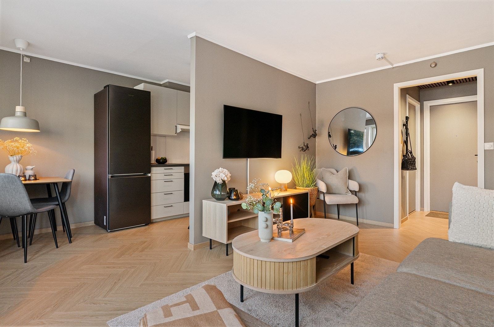 I løpet av det siste året er det lagt en flott fiskebensparkett i eik, malt alle overflater, lakkert kjøkkeninnredning og byttet håndtak. Galleribilde