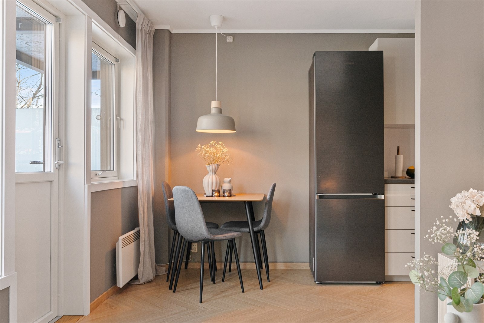 Det meste er inkludert i felleskostnadene som blant annet varmtvann, internett, betjening av fellesgjeld, kommunale avgifter, samt felles drift- og vedlikehold. Galleribilde