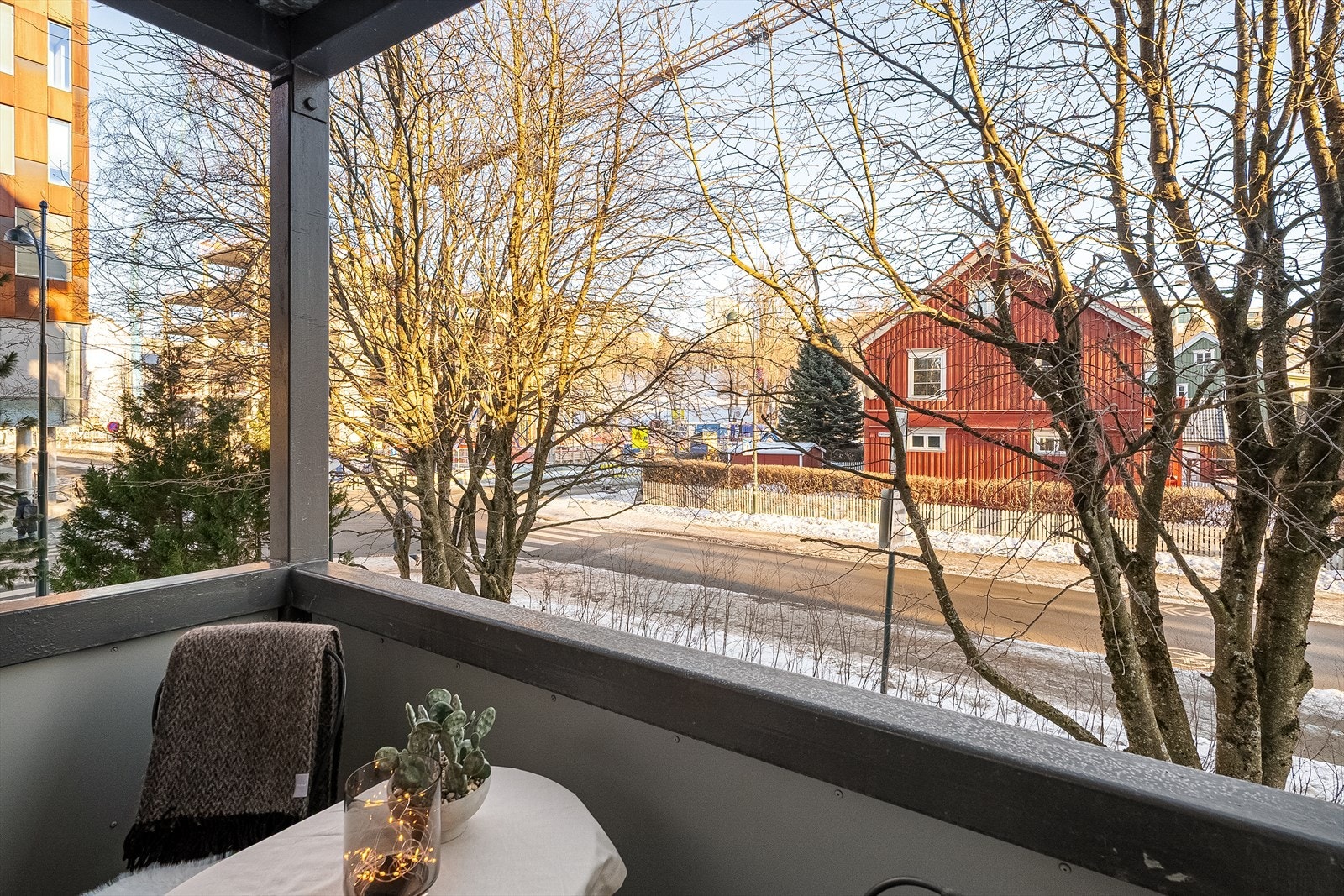 Fra leiligheten har du "alt" du trenger i hverdagen i umiddelbar nærhet. En av dine nærmeste naboer er Handelshøyskolen NTNU og Rema 1000. Galleribilde