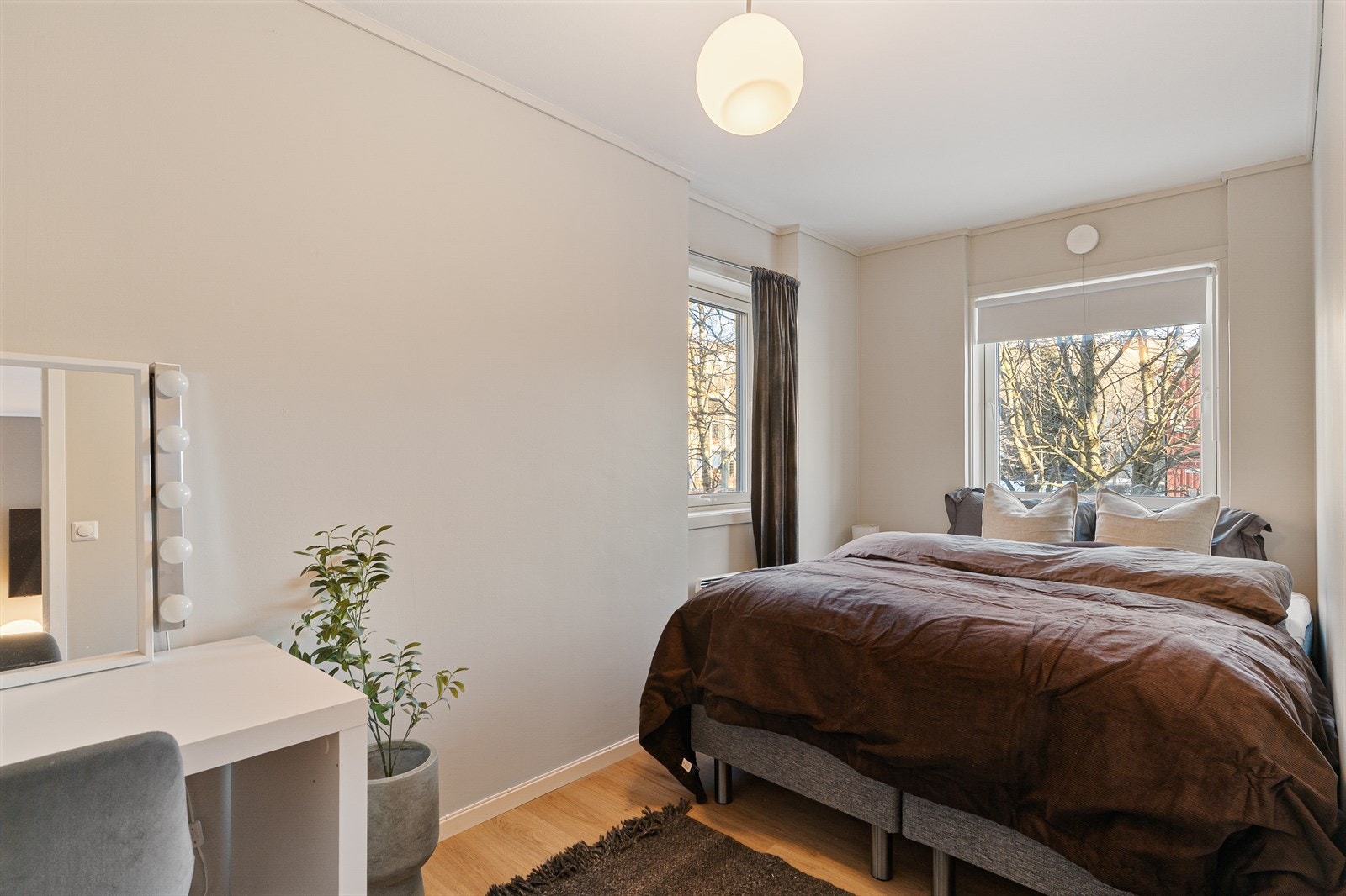 Lyst og romslig soverom på 9,5 m² med god plass til dobbeltseng og ønsket hjemmekontorløsning. Galleribilde