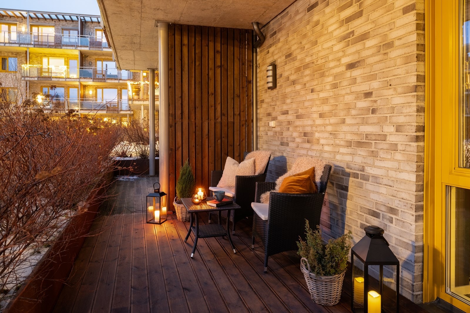 Her er det god plass til ønsket utemøblement. Galleribilde