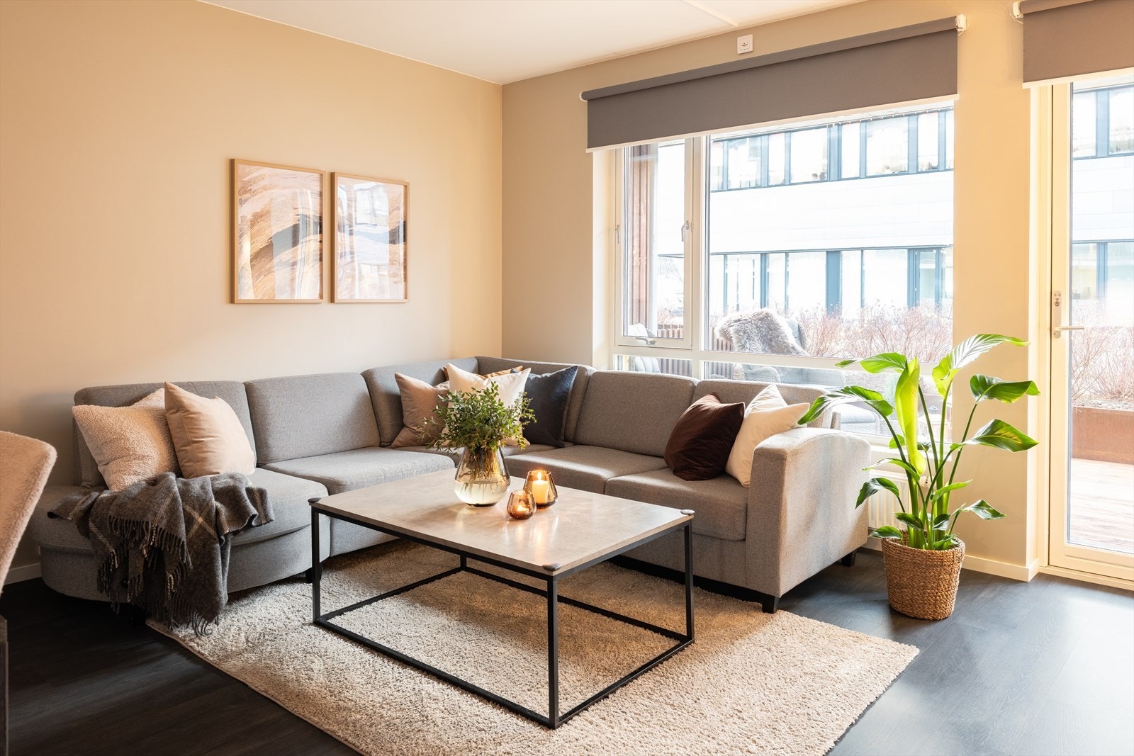 På stuen er det god plass til en romslig sittegruppe. Galleribilde