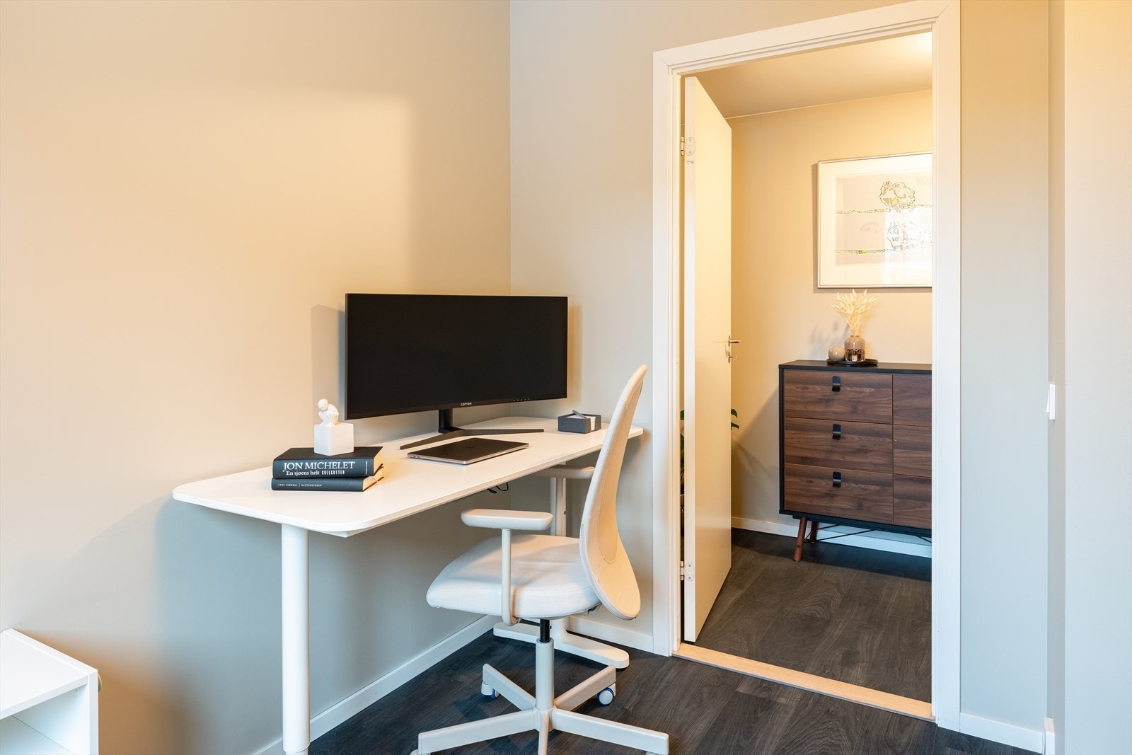 På det andre soverommet er det også plass til et hjemmekontor. Galleribilde