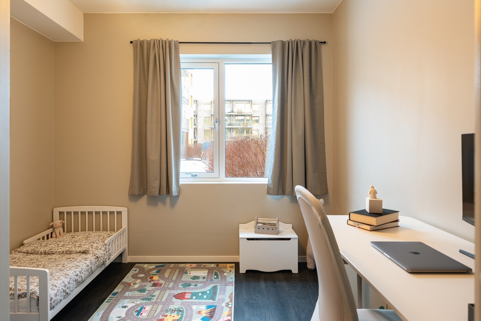 Det andre soverommet måler 8 m². Her er det plass til dobbeltseng og garderobeløsning, men rommet passer også fint som barnerom. Galleribilde