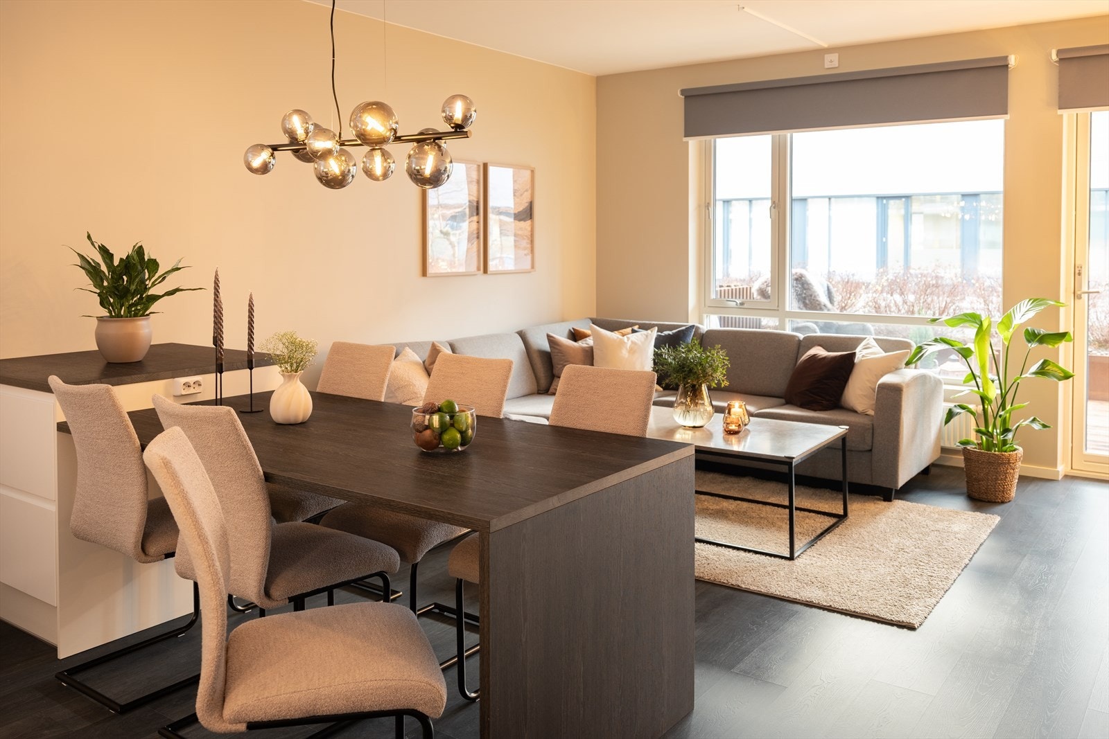 Her er det store vindusflater som sørger for godt med naturlig lysinnslipp, i tillegg til at det også gir en behagelig romfølelse. Galleribilde