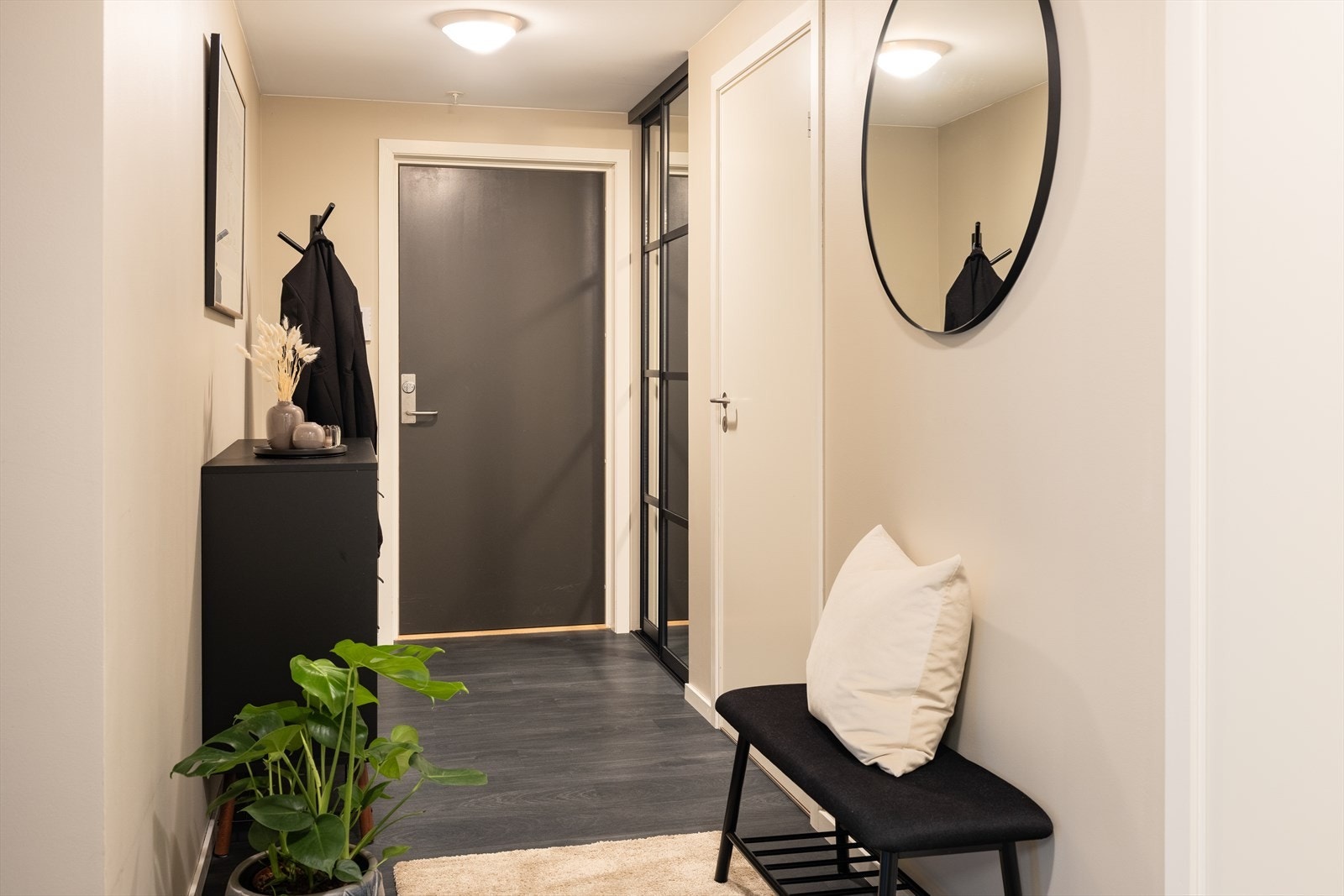 Romslig entré på 9 m². Her er det god plass til oppheng av klær og plassering av skotøy i skyvedørsgarderobe og kommode. Galleribilde