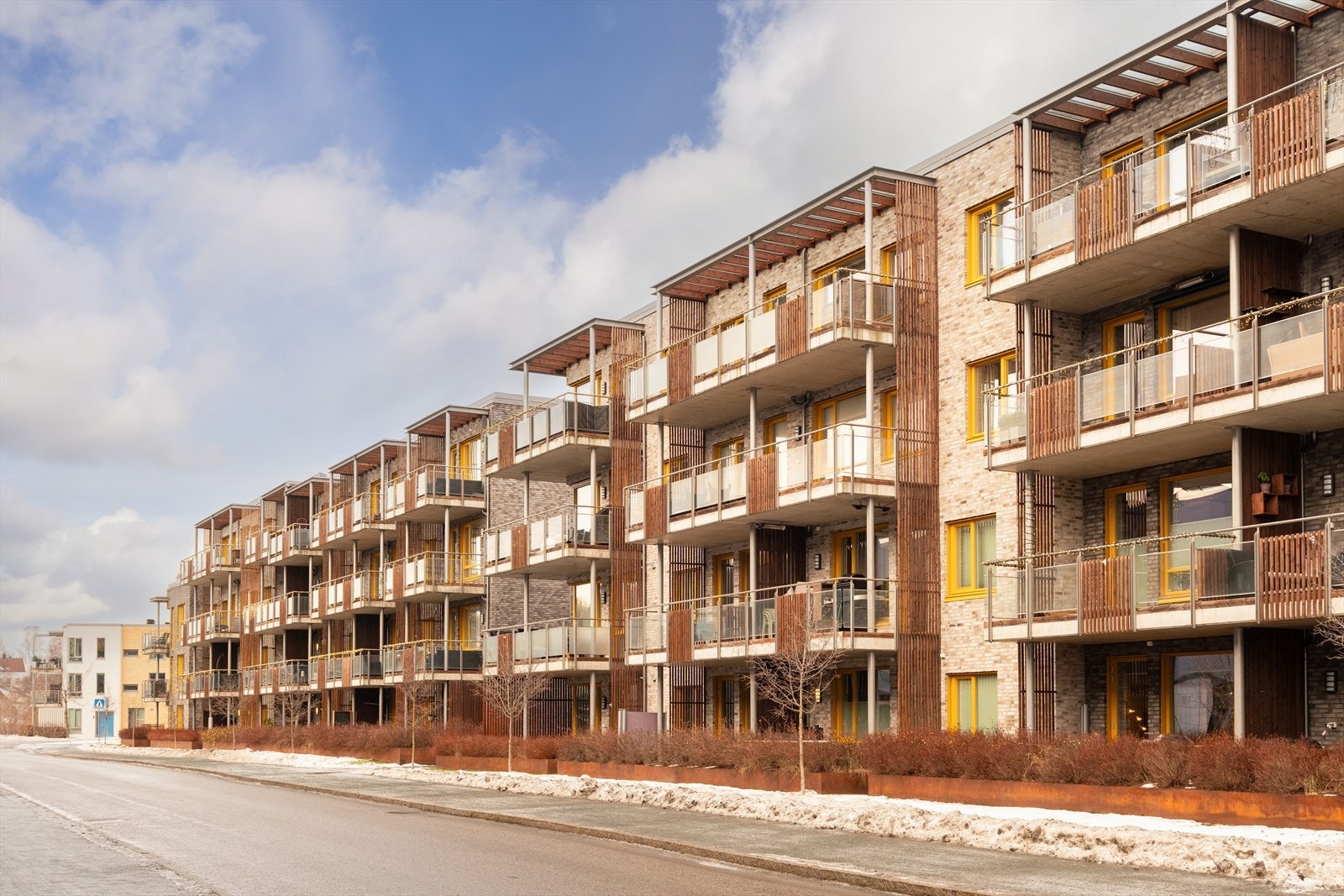 Området byr på et maritimt miljø med marina og badeplasser på sommerstid. Rett over veien fra leiligheten finner du Grilstadporten med dagligvarebutikk, post i butikk, treningssenter, frisør, apotek m.m. Galleribilde