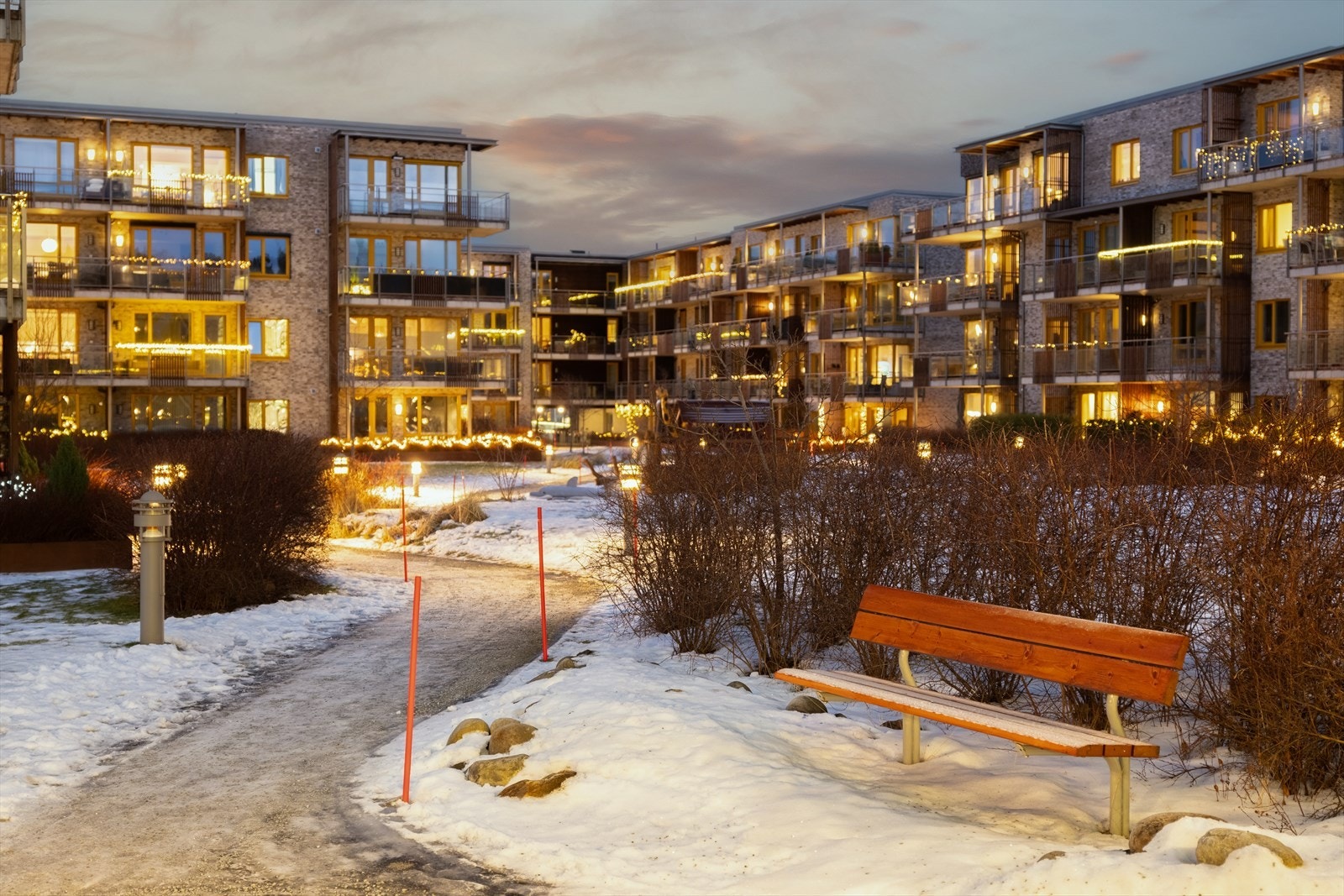 Like i nærheten finner du Ladestien, en av Trondheims mest populære turstier. Stien strekker seg over 7,4 km, fra Rotvollfjæra og helt til Ladehammeren. Nærheten til fjorden gir gode bademuligheter, men også en matbit på Ladekaia eller Sponhuset. Galleribilde