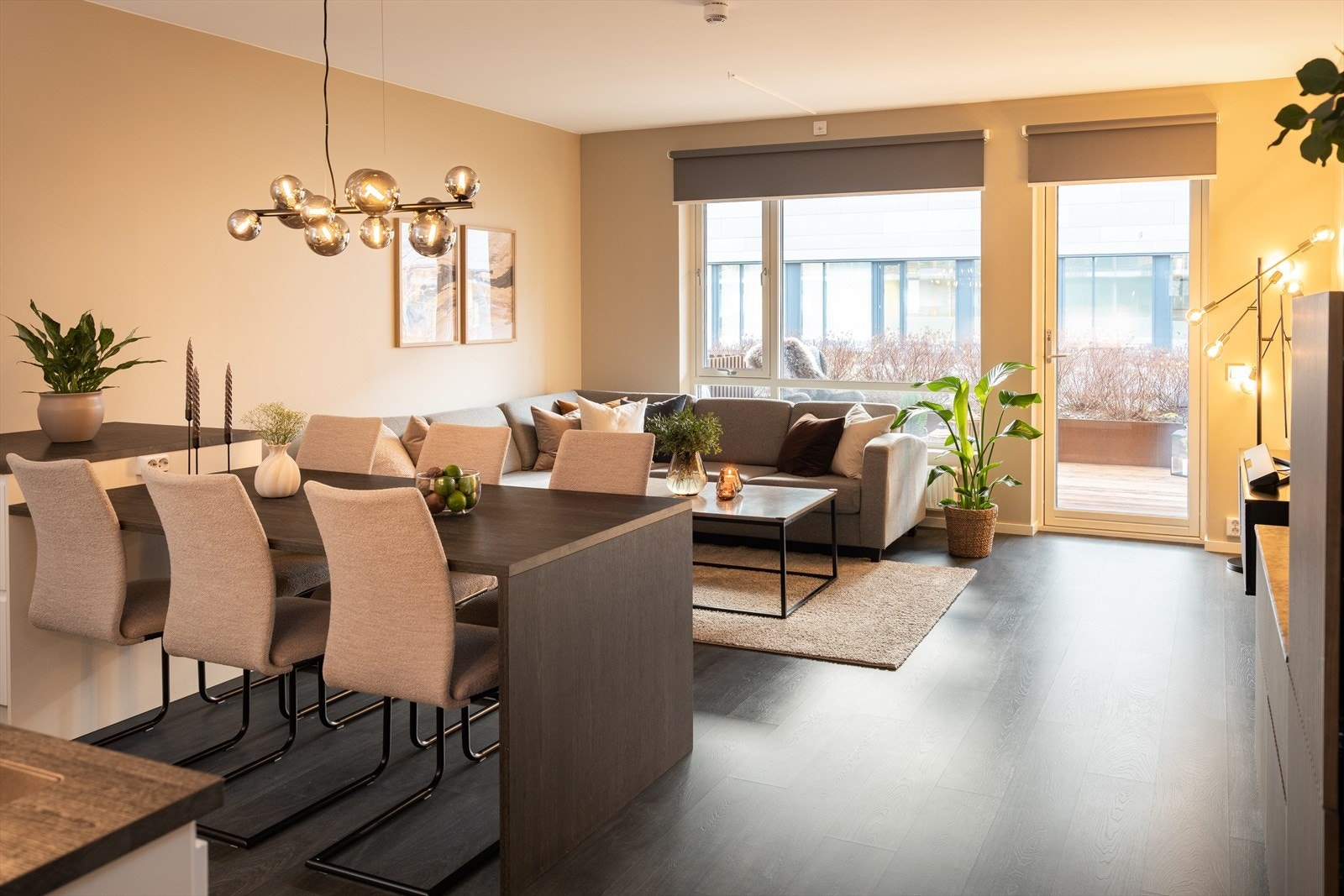 Velkommen til Skonnertvegen 11, en moderne og delikat 3-roms selveierleilighet i et attraktivt område på Grilstad Marina. Galleribilde