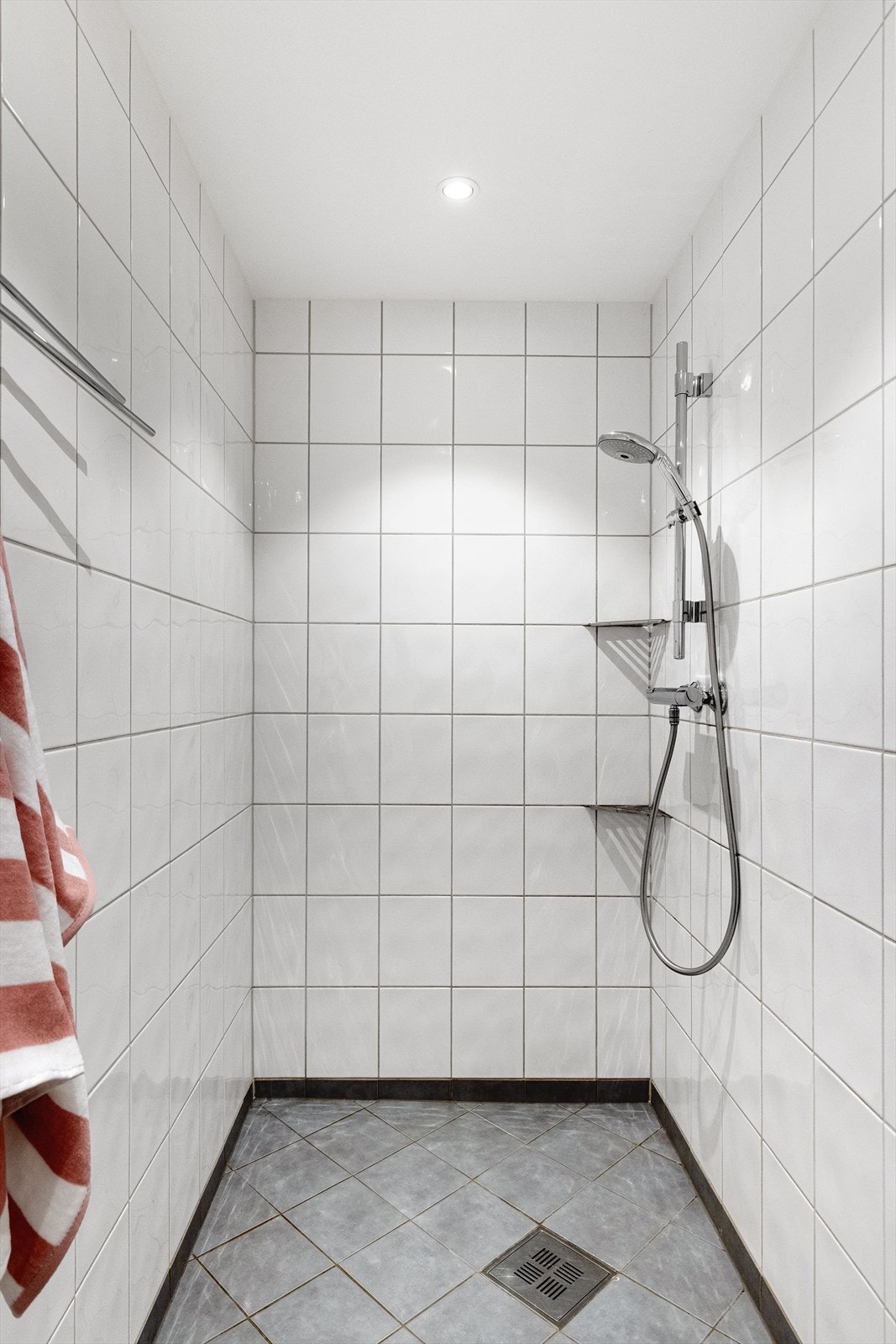 Baderommet har en meget fin og praktisk dusjnisje. Galleribilde