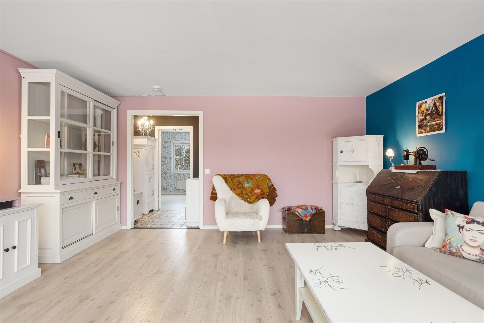 Stuen fremstår som meget delikat med spennende fargevalg og matchende detaljer. Galleribilde