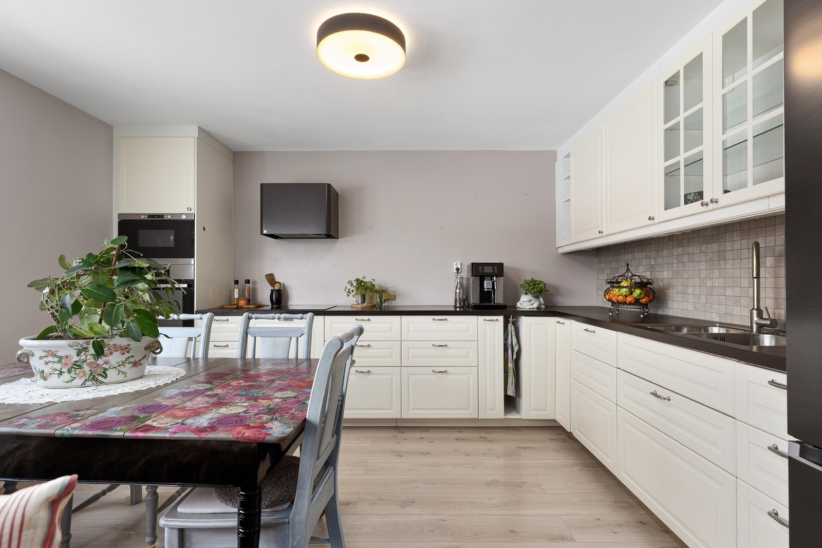 Delikat Ikea kjøkkeninnredning fra 2013 med profilerte fronter og laminat benkeplate. Galleribilde