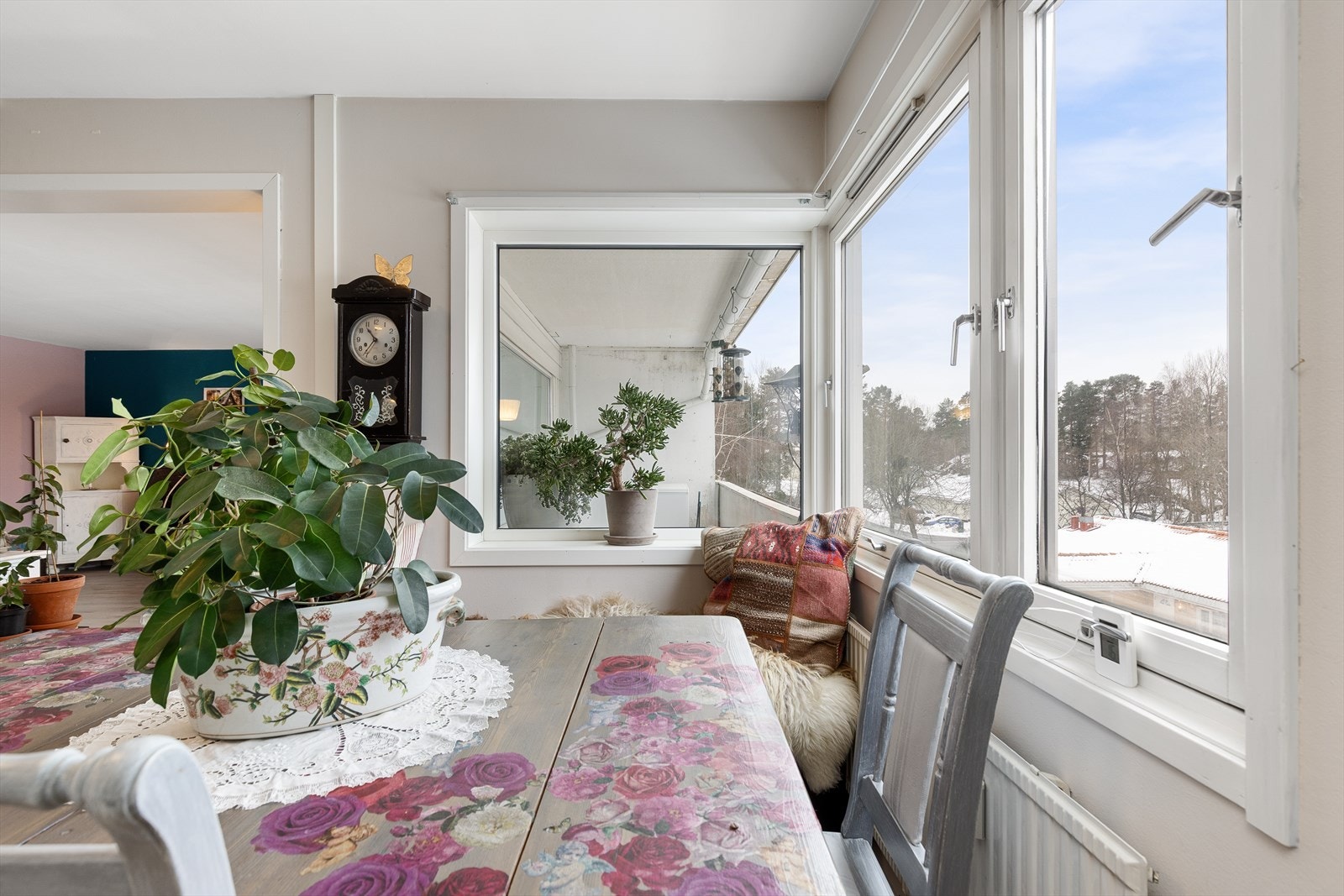 Fra kjøkkenet kan du følge med og nyte utsikten over boområdet. Galleribilde