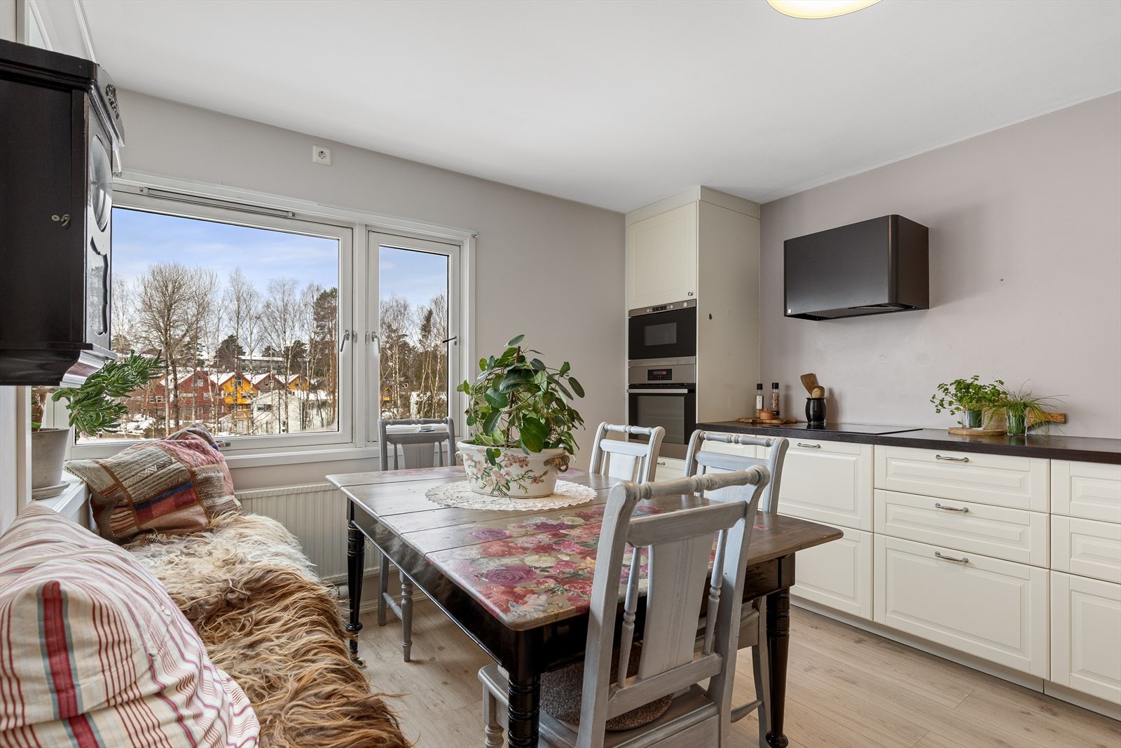 Kjøkkenet er utstyrt med en nedfelt kum i rustfritt stål og kjøkkenventilator. Tilluft via ventil i vindu. Hvitevarer som platetopp, oppvaskmaskin, stekeovn og mikro er integrert i innredningen. Galleribilde