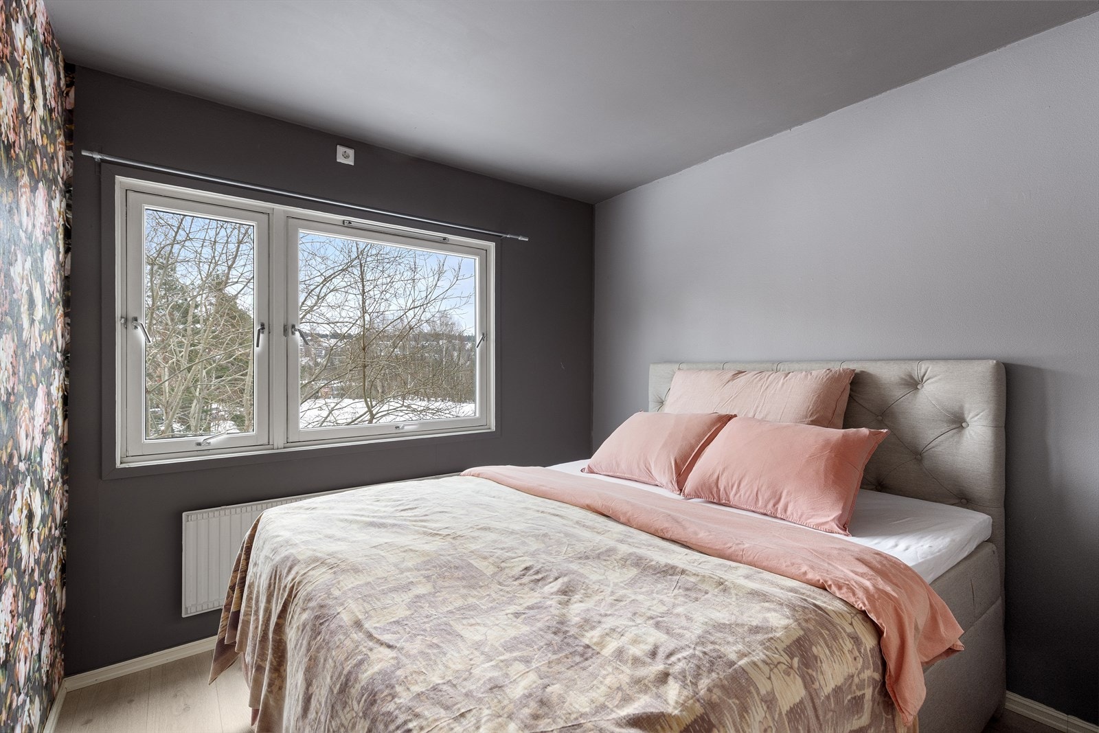 Hovedsoverom har god plass til dobbeltseng, nattbord m.m. Galleribilde