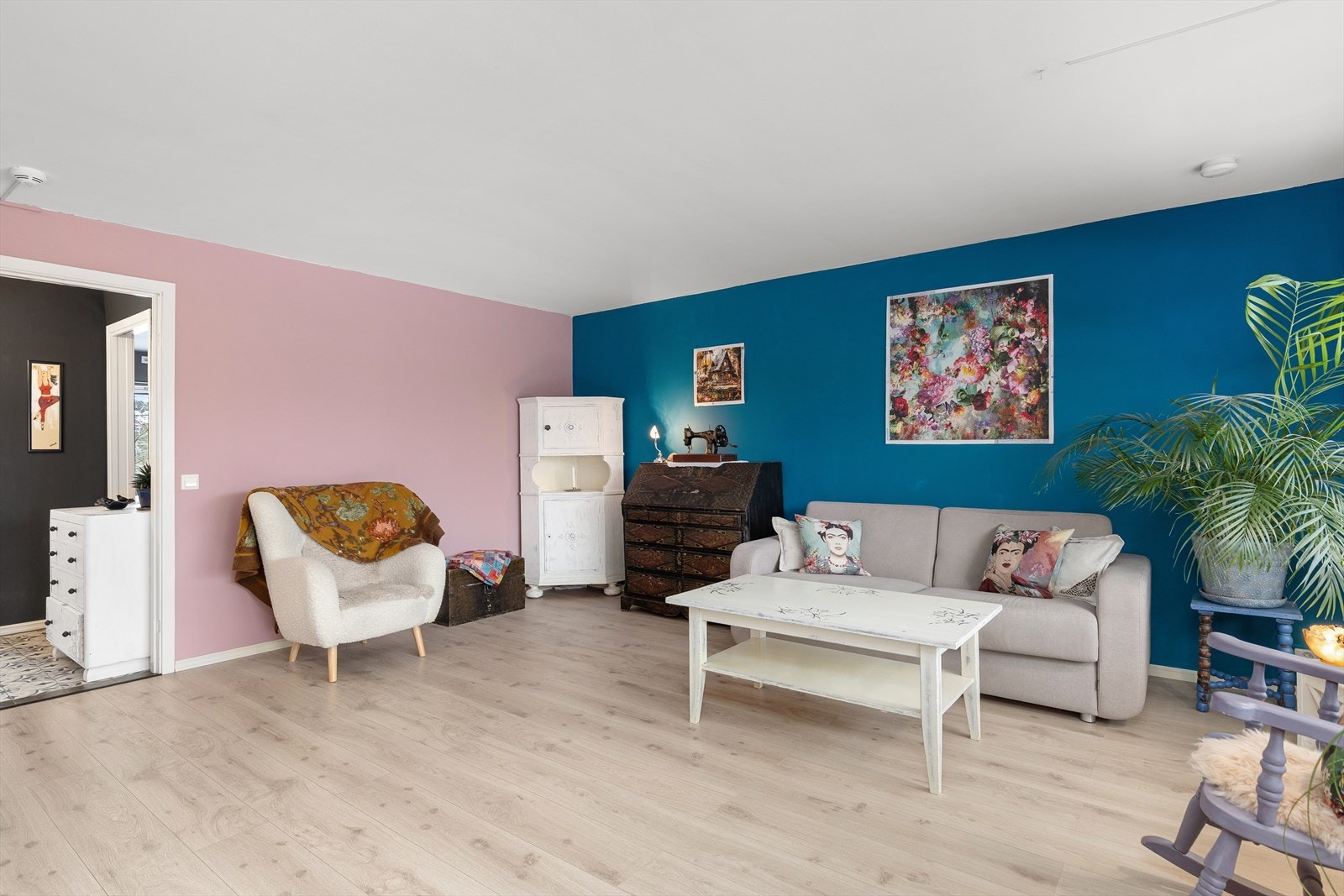 Stuen er meget romslig har mulighet for flere møbleringsalternativ. Galleribilde