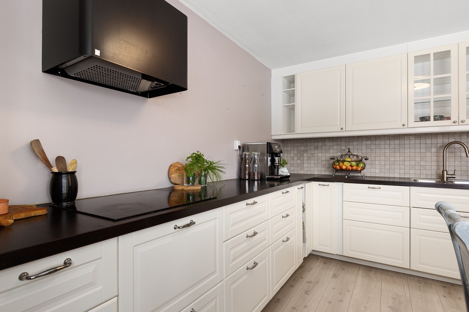 Kjøkken er stort med masse lagringsplass i skap og god benkplass. Galleribilde