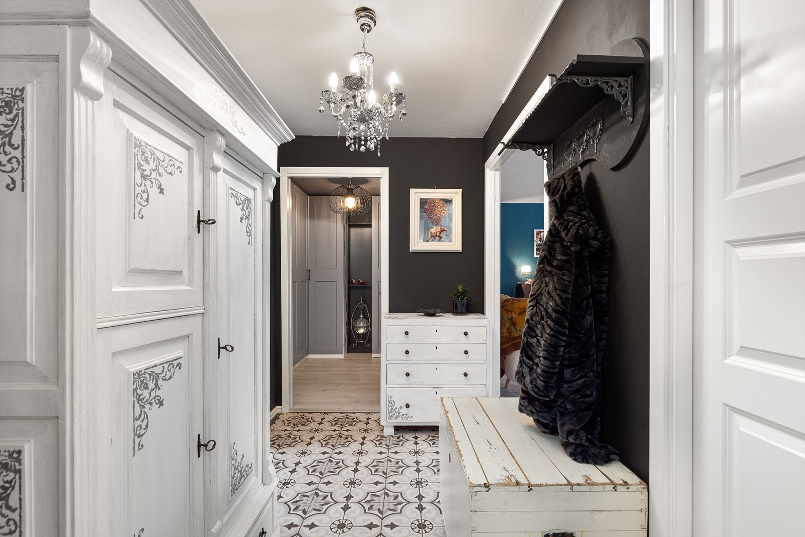 Romslig entré med velegnet plass til knaggrekker, garderobeskap og evt. skoskap for oppbevaring. Galleribilde