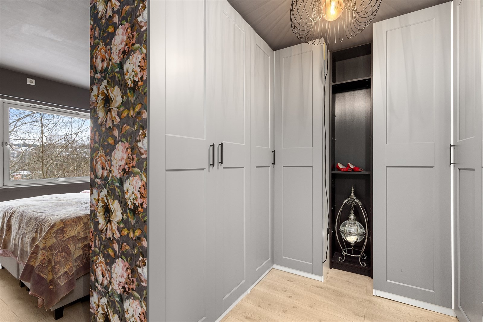 Her er det også samtidig en meget praktisk walk-in-closet avdeling. Galleribilde