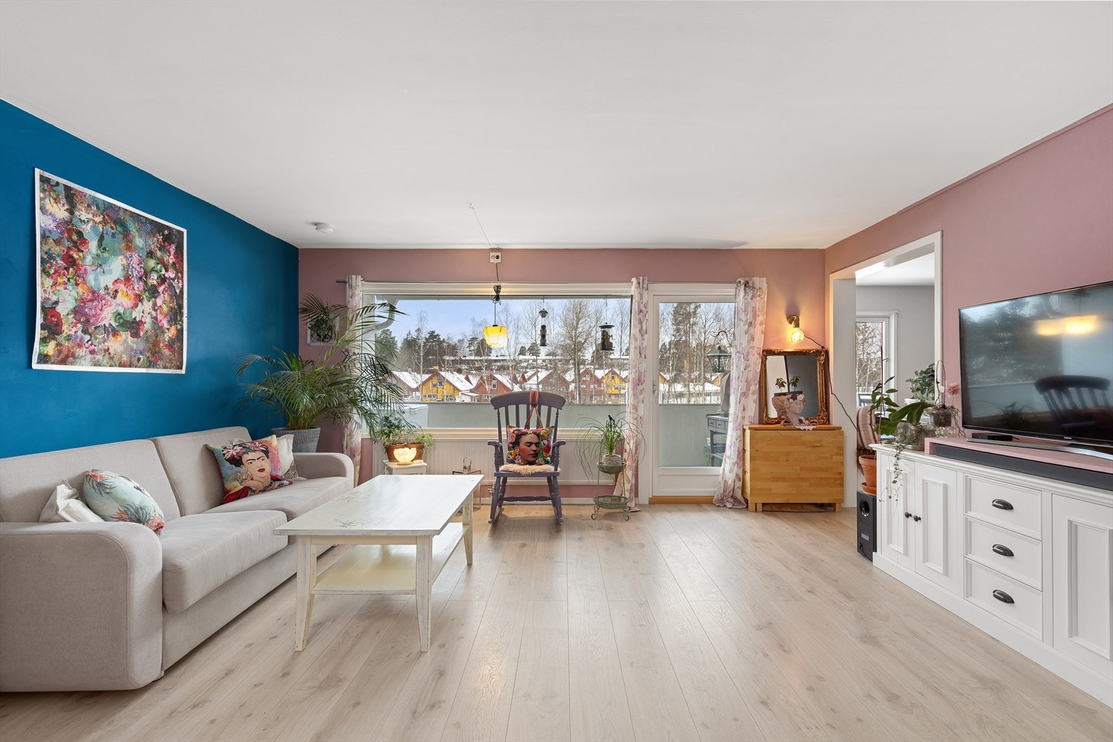 Særdeles lys stuedel med store vindusflater og flott utsyn mot vest. Stuedelen har velegnet plass til sofa, sofabord og mediemøblement. Galleribilde