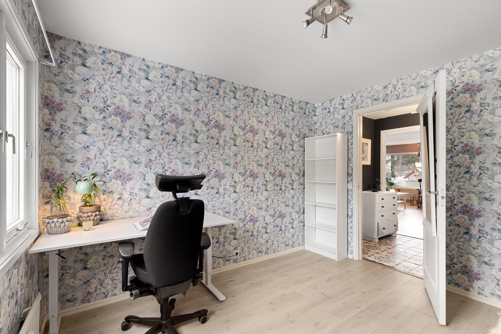 Dette rommet har også plass til stor seng, garderobeskap, skrivebord m.m. Galleribilde