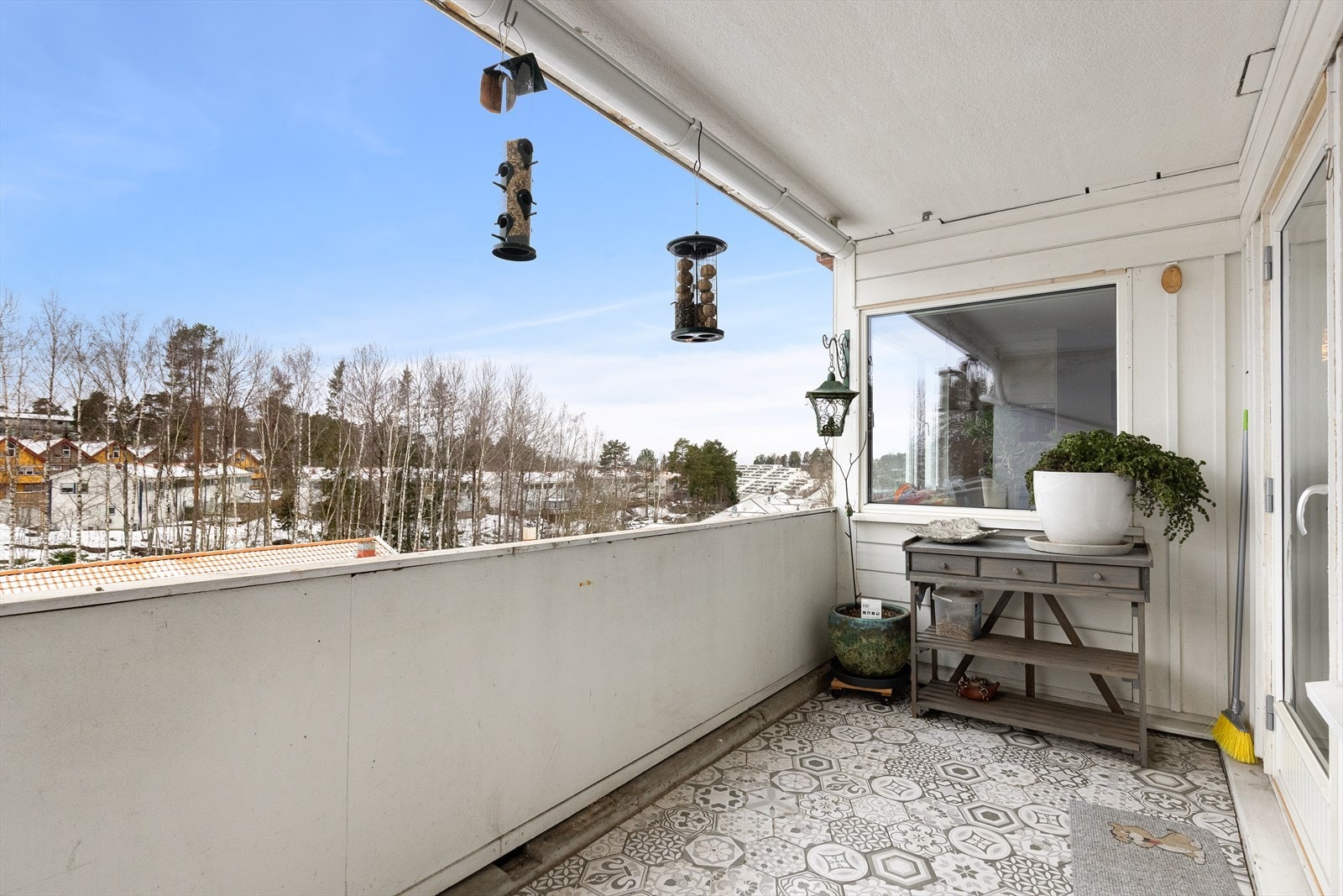 Leiligheten har solrik vestvendt balkong på 8,5 kvm med flott utsyn. Galleribilde