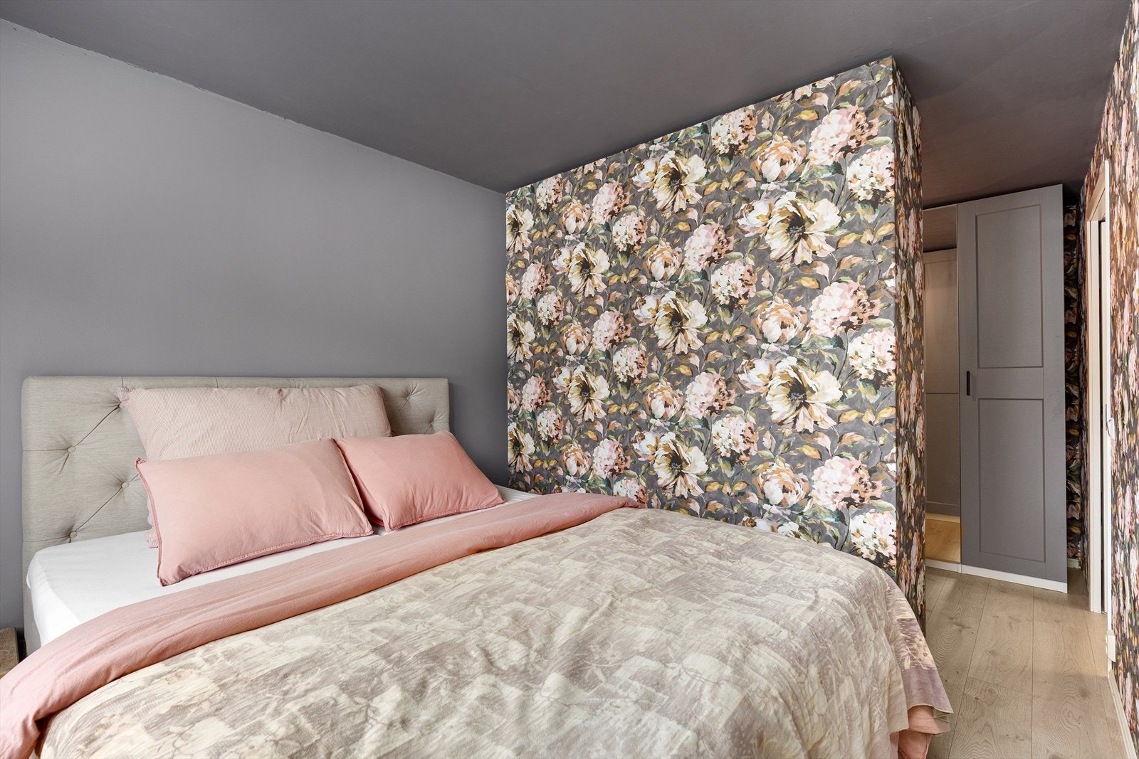 Soverommet er malt i lune farger og har flott tapet som fungerer som en fin detalj i rommet. Galleribilde