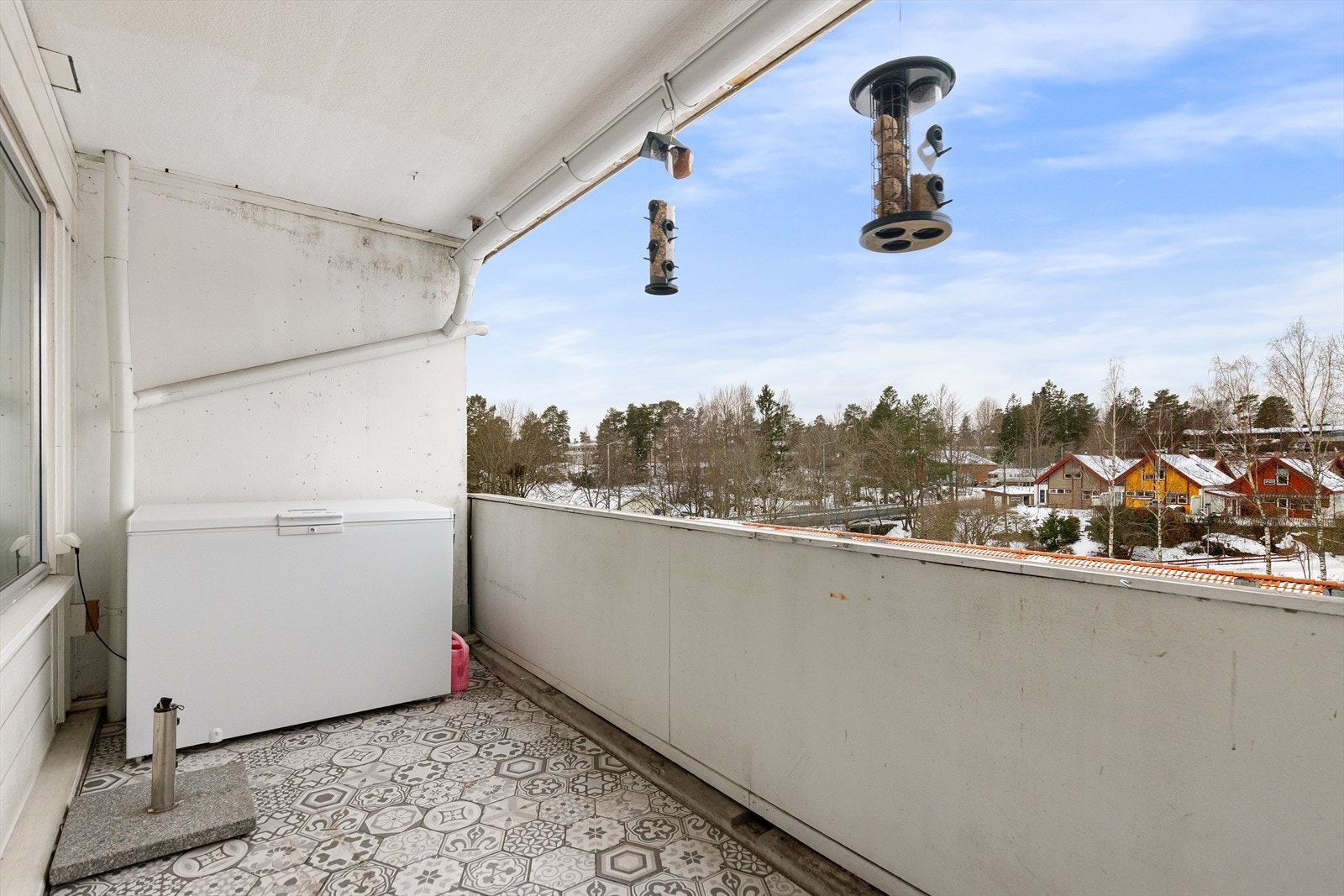 Her er det god plass til sittegruppe m.m. Det er montert strømuttak. Balkongen er overbygget, noe som øker bruksverdien. Galleribilde