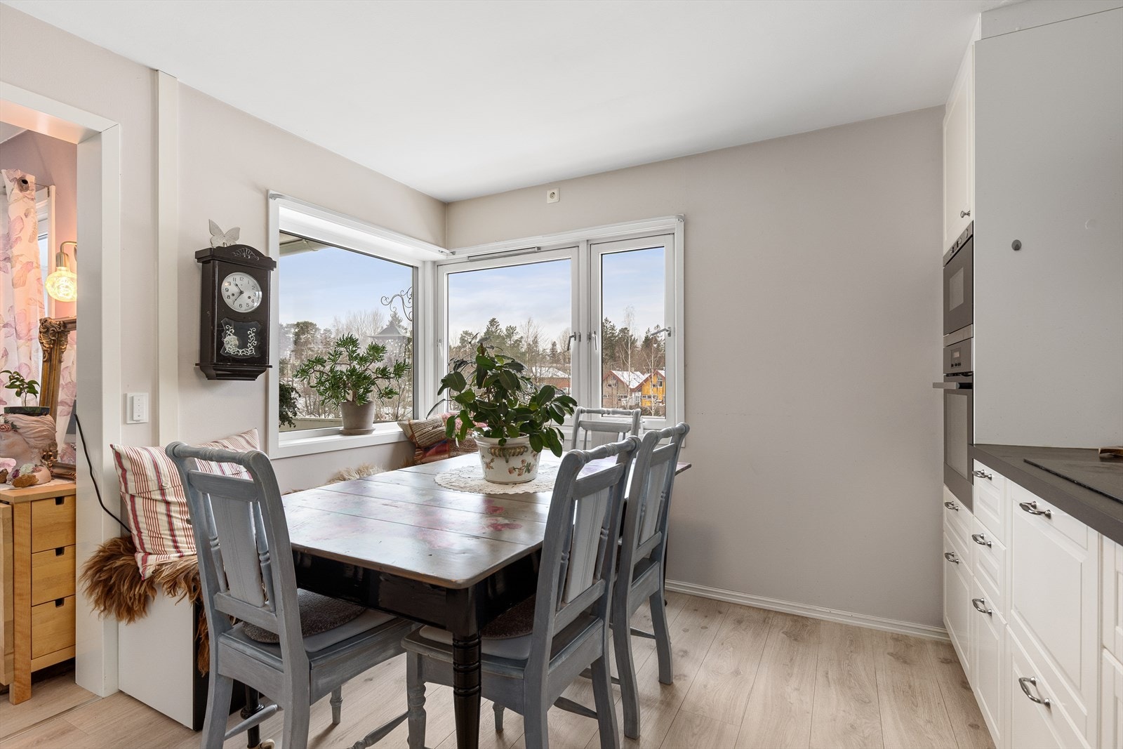 Kjøkkenet har en meget flott spisestueplass med hyggelig og god plass til spisebord med stoler/benk. Galleribilde