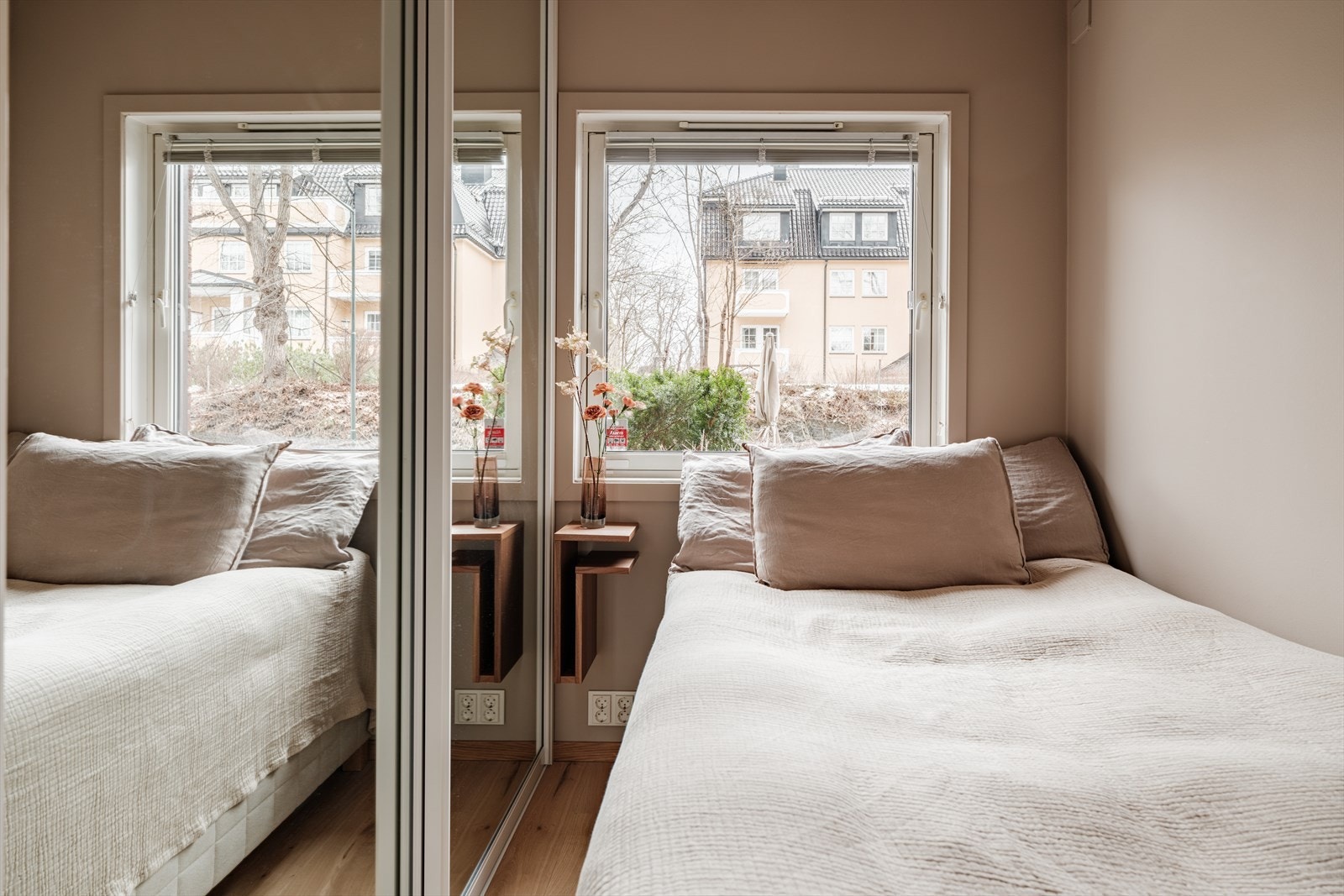 Vindu vender mot uteplassen. Galleribilde