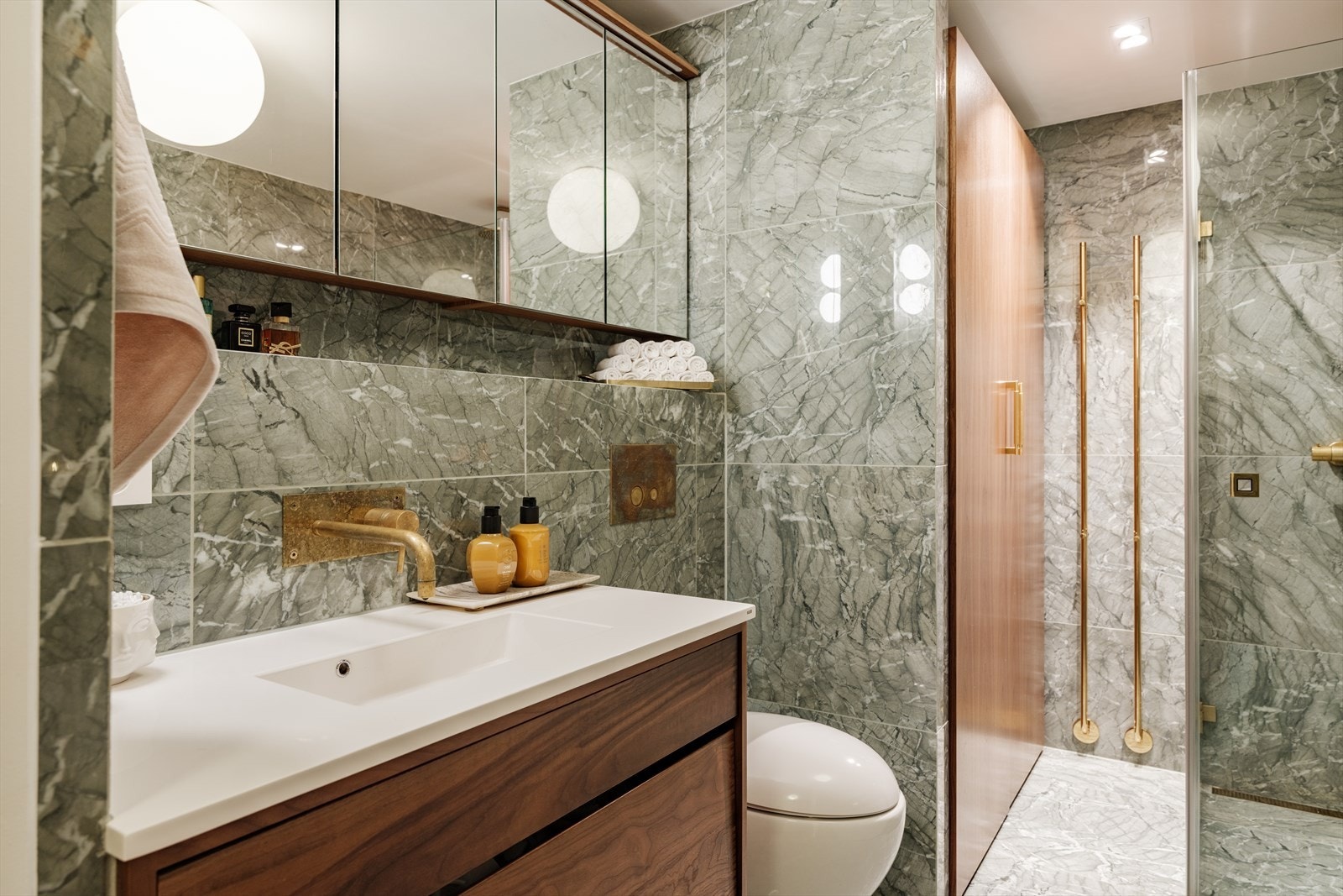 Legg merke til den pene innredningen i valnøtt som passer veldig godt til messing-detaljene. Galleribilde