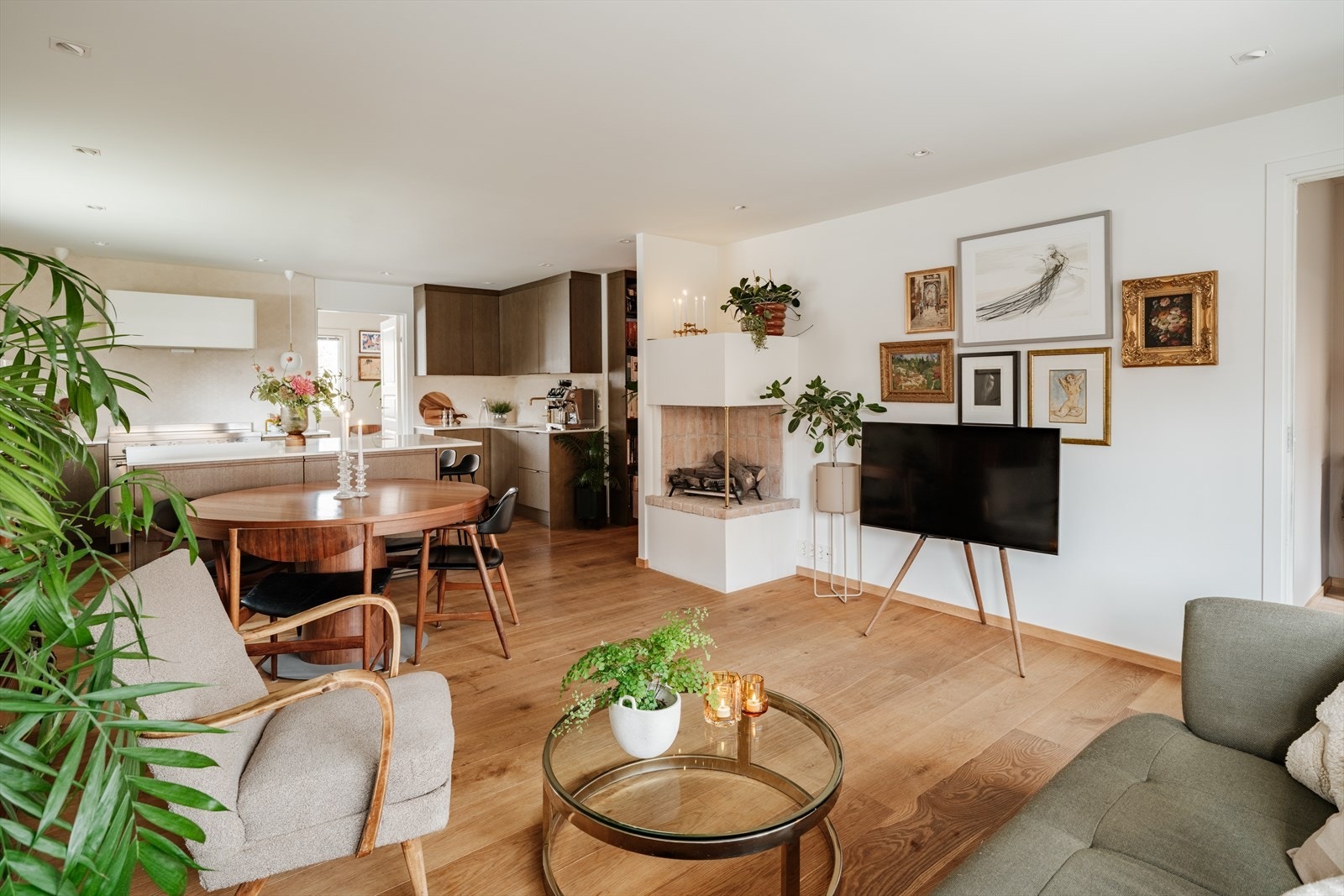 Leiligheten har en stor og lys stue med vindusflater på to sider mot hyggelige uteområder. Rommet byr på flere innredningsmuligheter, med plass til sofa, bord, mediebenk og spisegruppe. Galleribilde