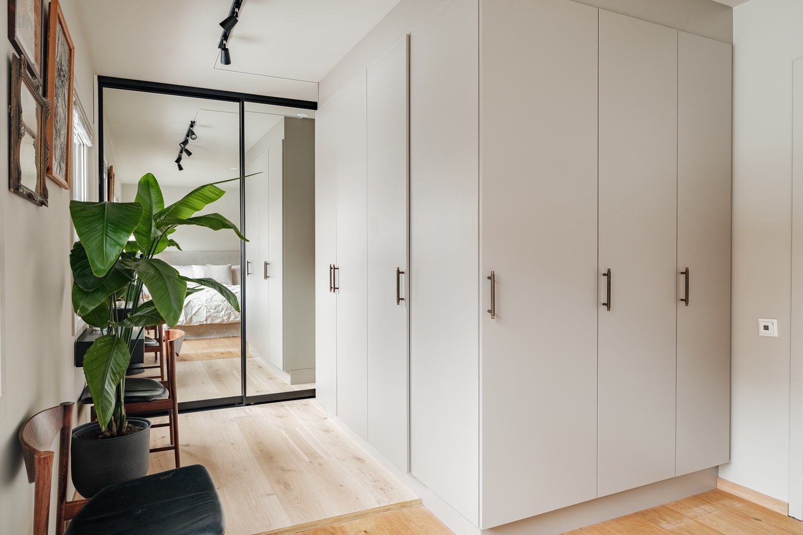 God oppbevaringsmuligheter i garderobeskap og skyvedørsgarderobe. Galleribilde