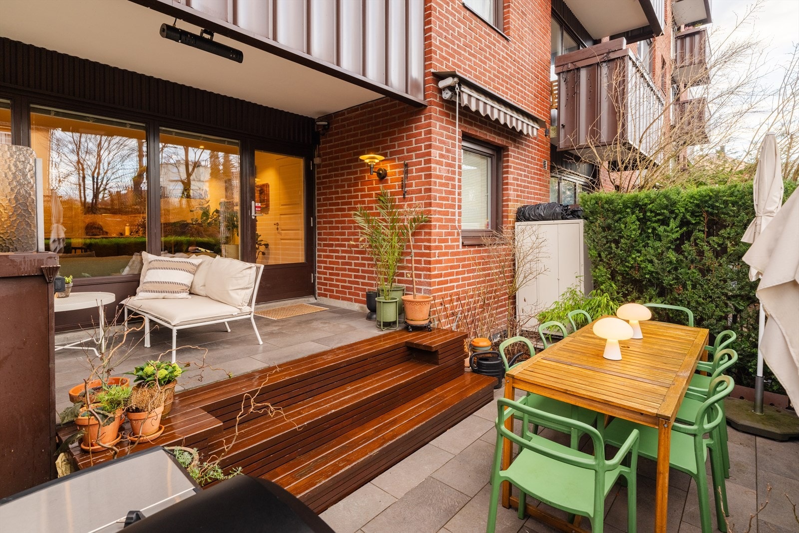 Ikke så mange private uteplasser på Frogner der man får plass til stort langbord og sofagruppe. Galleribilde