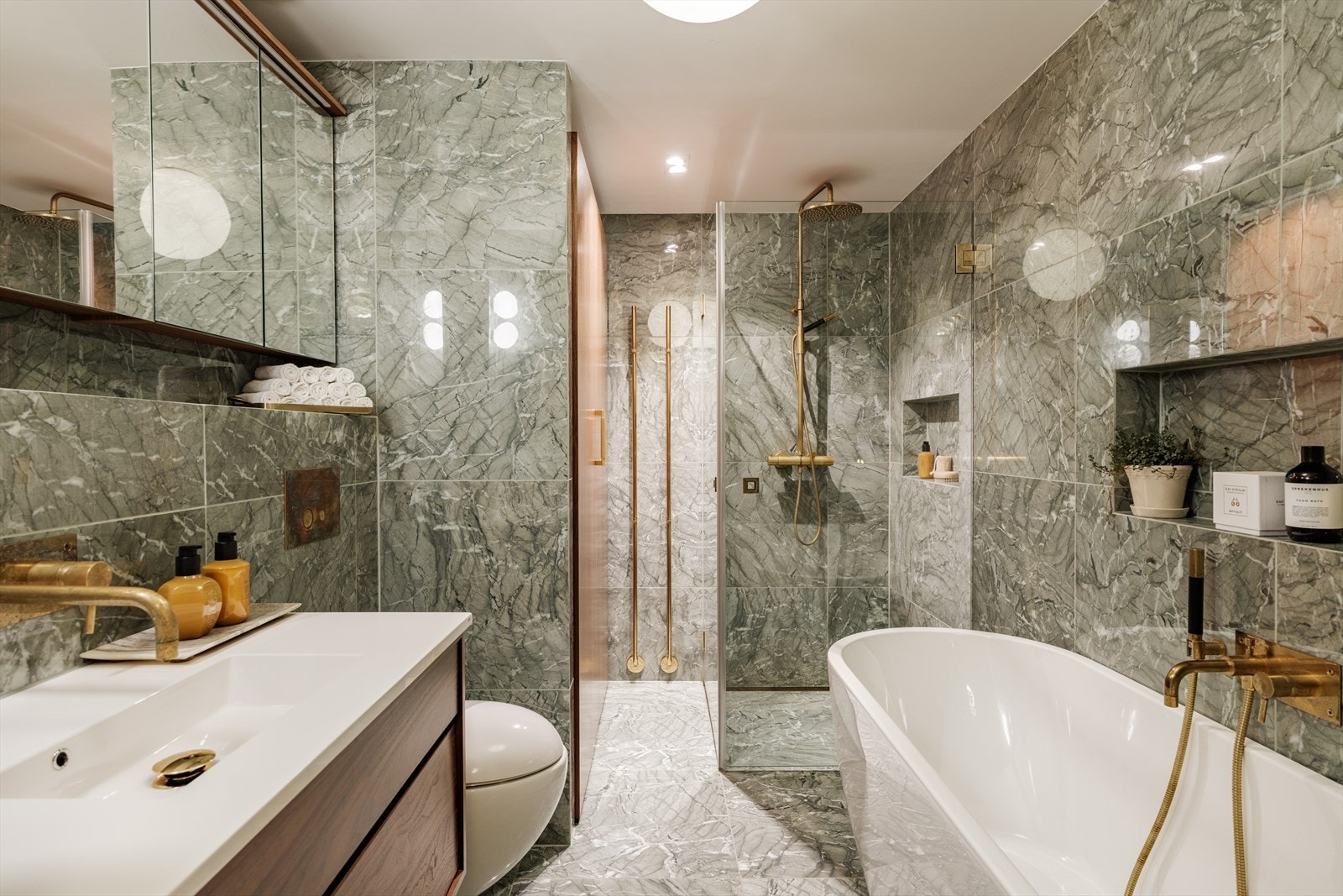 Utrolig delikat og pent "spa-bad" som ble pusset opp i 2022 med høy standard med gode material- og fargevalg. Badet består av badekar, dusj, servant med underskap og toalett. Galleribilde