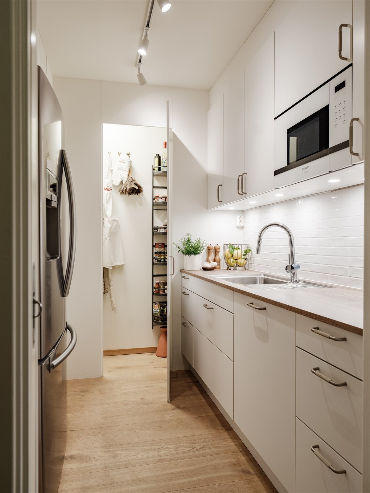 Ikke bare har kjøkkenet et stort, velutstyrt kjøkken - Man har i tillegg et grovkjøkken med eget spiskammer helt innerst med ekstra plass til matvarer etc. Galleribilde