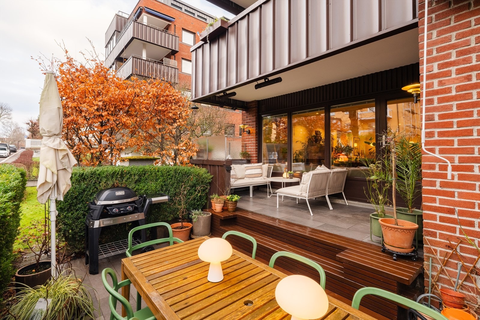 Stor, privat uteplass med direkte adkomst til fellshage. Galleribilde