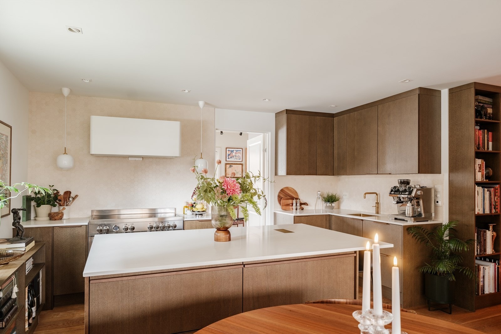 Stor kjøkkenøy med nedfelte stikkontakter og gode oppbevaringsmuligheter under. Galleribilde