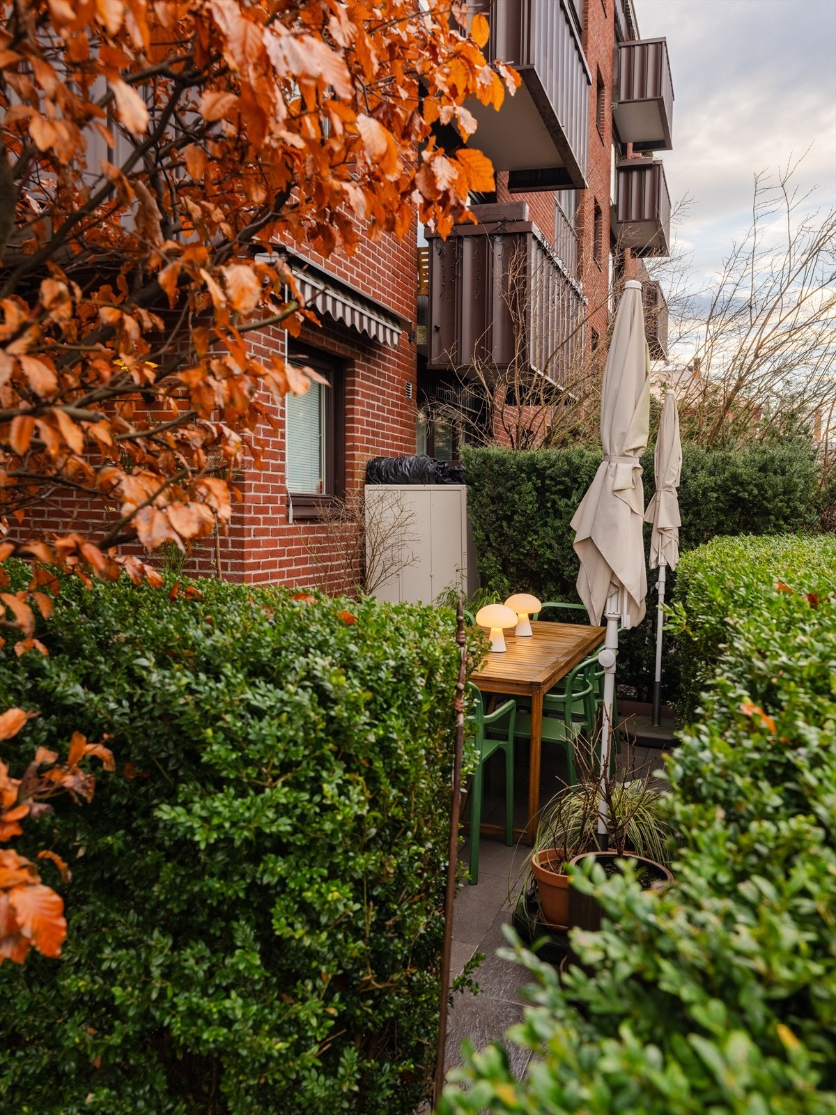 Man har svært enkel adkomst til leiligheten - Enten fra garasjeanlegg, felles hage eller hovedinngang. Galleribilde