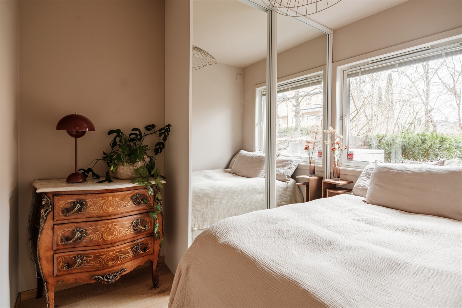 Også her er det plass til skrivebord, dobbeltseng og skyvedørsgarderobe. Galleribilde