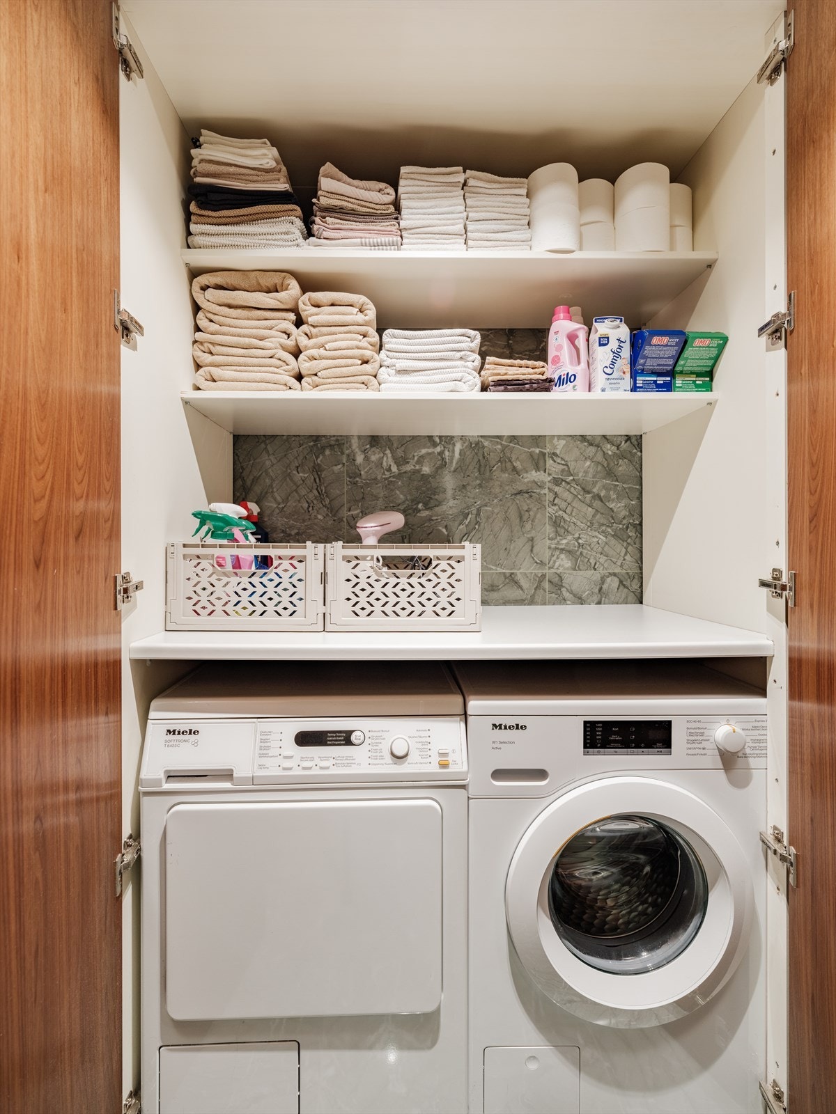 Stort plassbygget skap med plass til vaskemaskin og tørketrommel, samt masse oppbevaring. Galleribilde