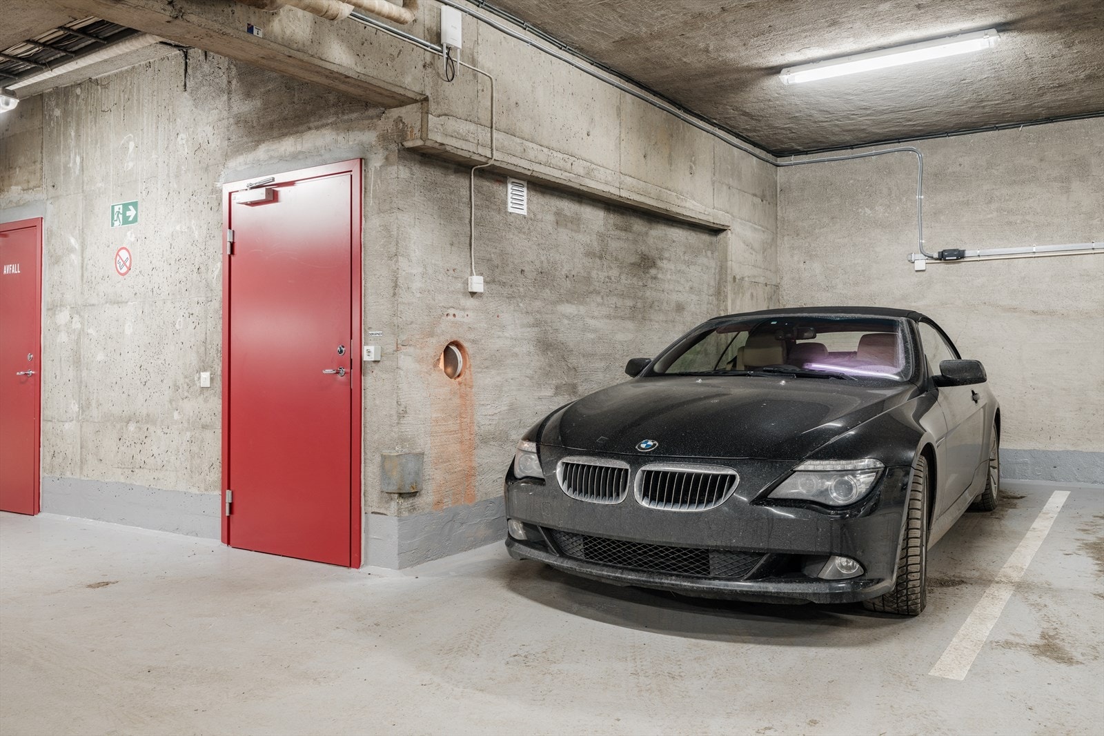 Privat garasjeplass i kjelleren. Galleribilde