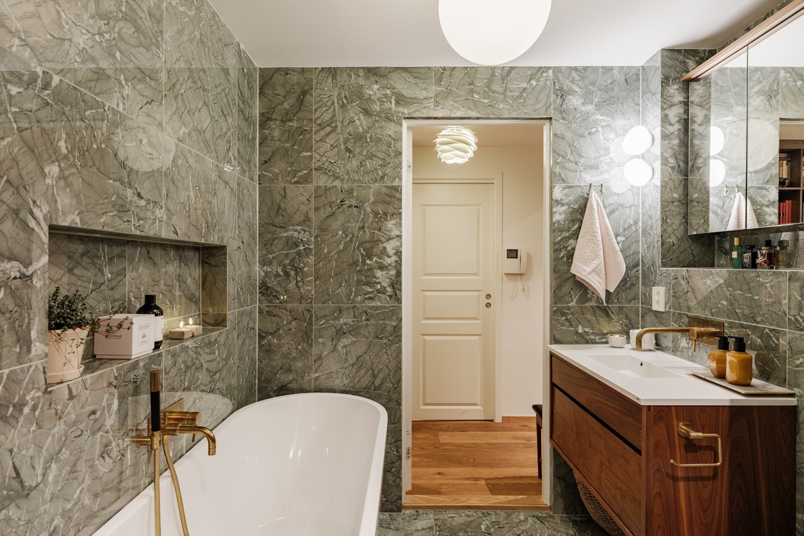 Plassbygget hylle til såper og duftlys over badekar. Galleribilde