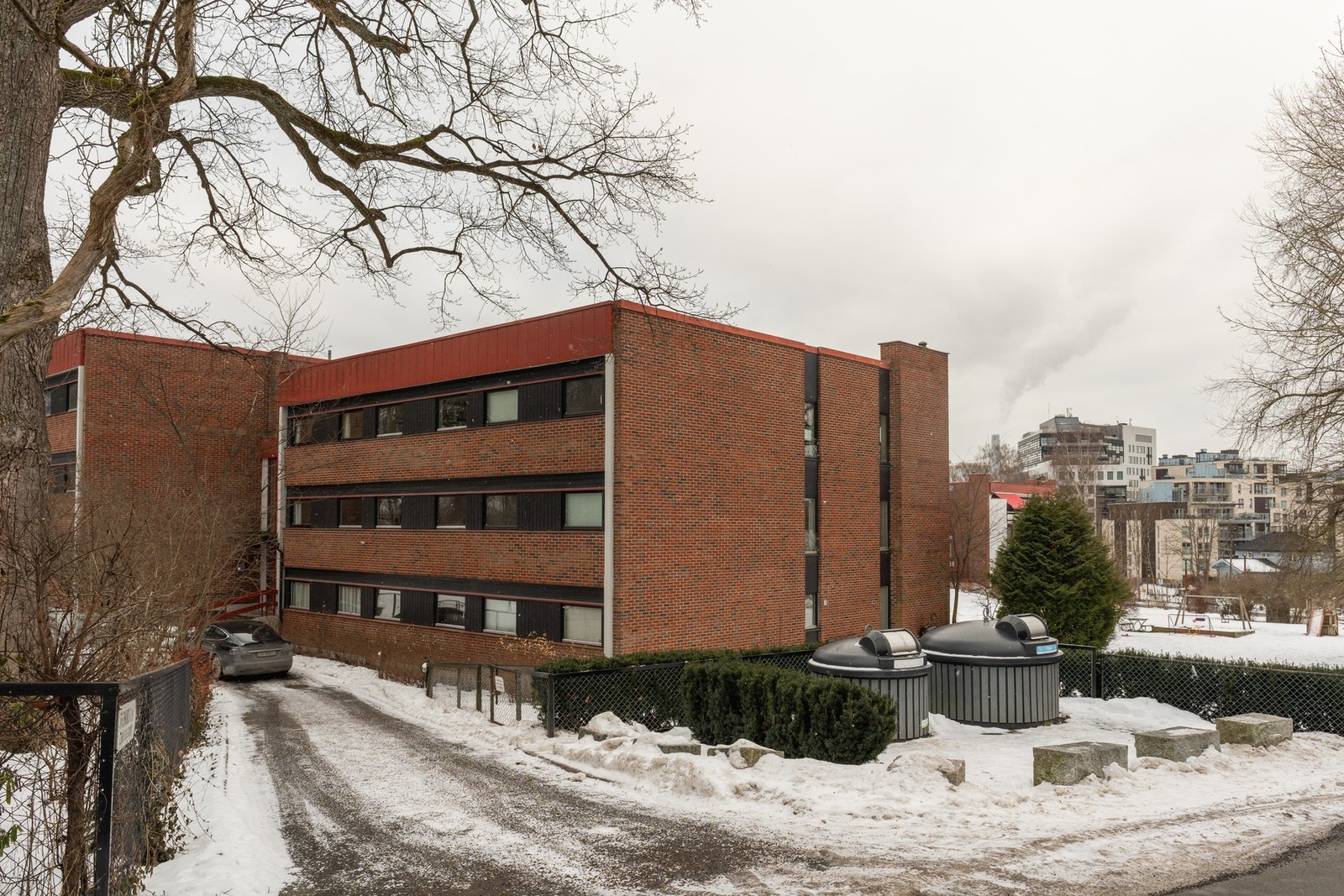 Området gir mulighet for offentlig kommunikasjon med kort gangavstand til buss, trikk, tog og flytoget. Galleribilde