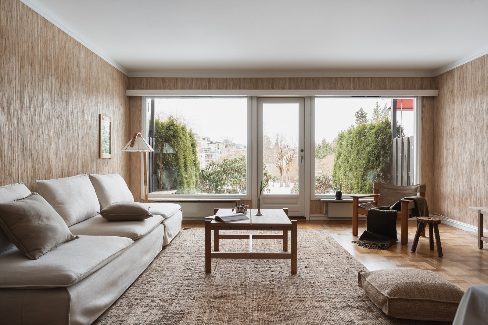 Store vindusflater sørger for rikelig med naturlig lys og gir et åpent og trivelig uttrykk Galleribilde